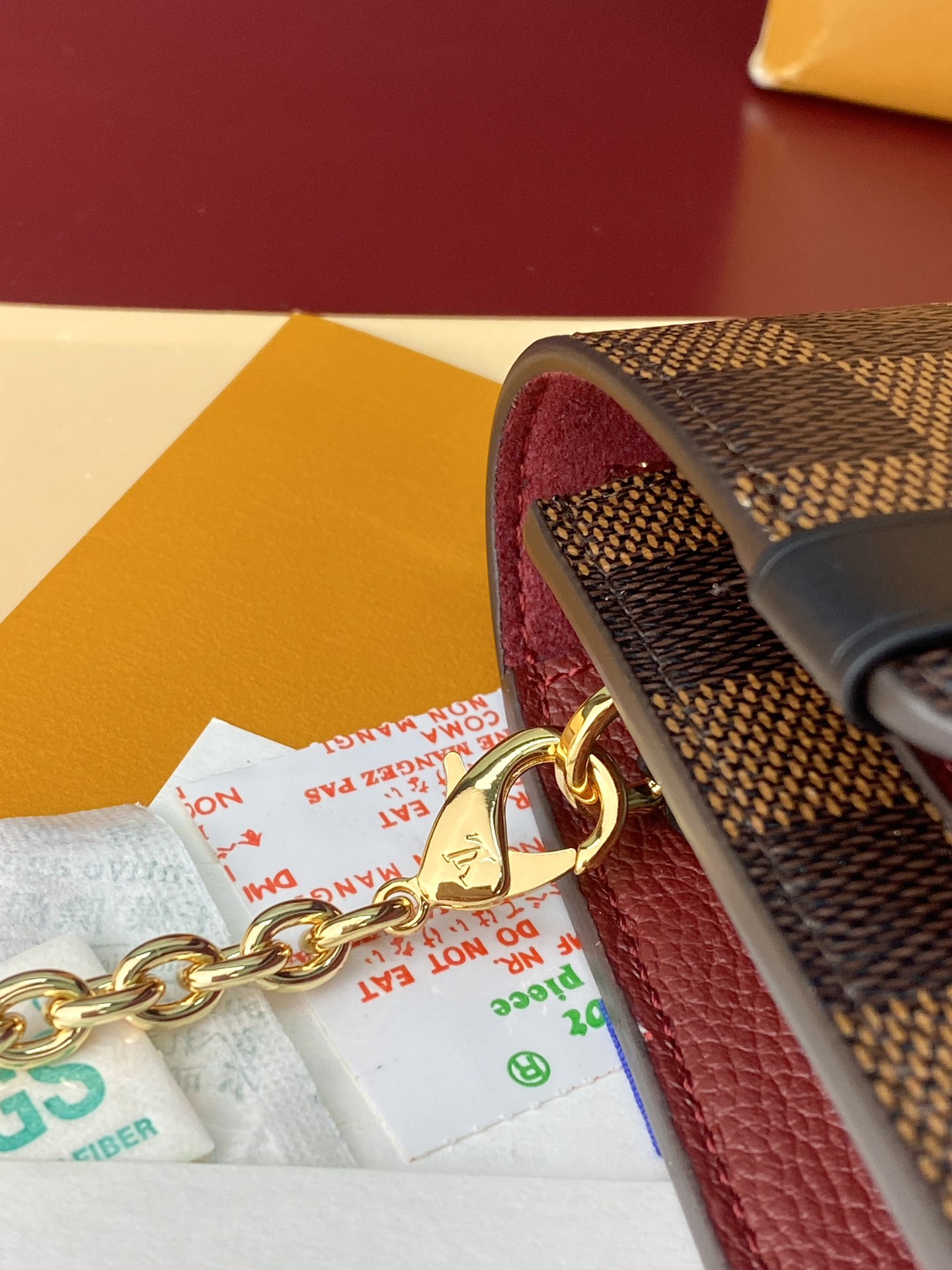 N60221 紫色！VAVIN 链条钱夹Vavin 链条钱夹将路易威登经典的 Damier 帆布与皮革巧