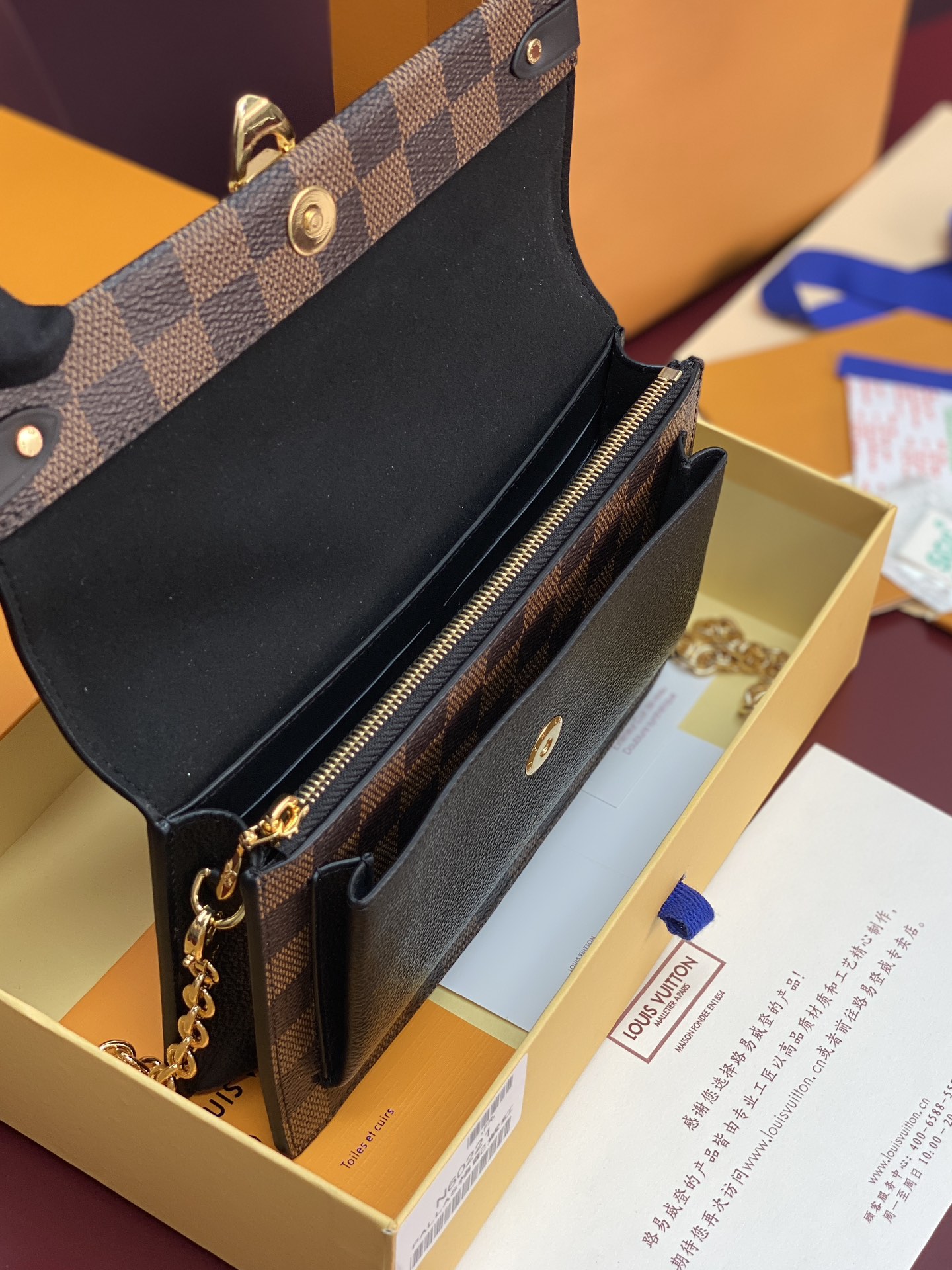 N60221 黑色！VAVIN 链条钱夹Vavin 链条钱夹将路易威登经典的 Damier 帆布与皮革巧