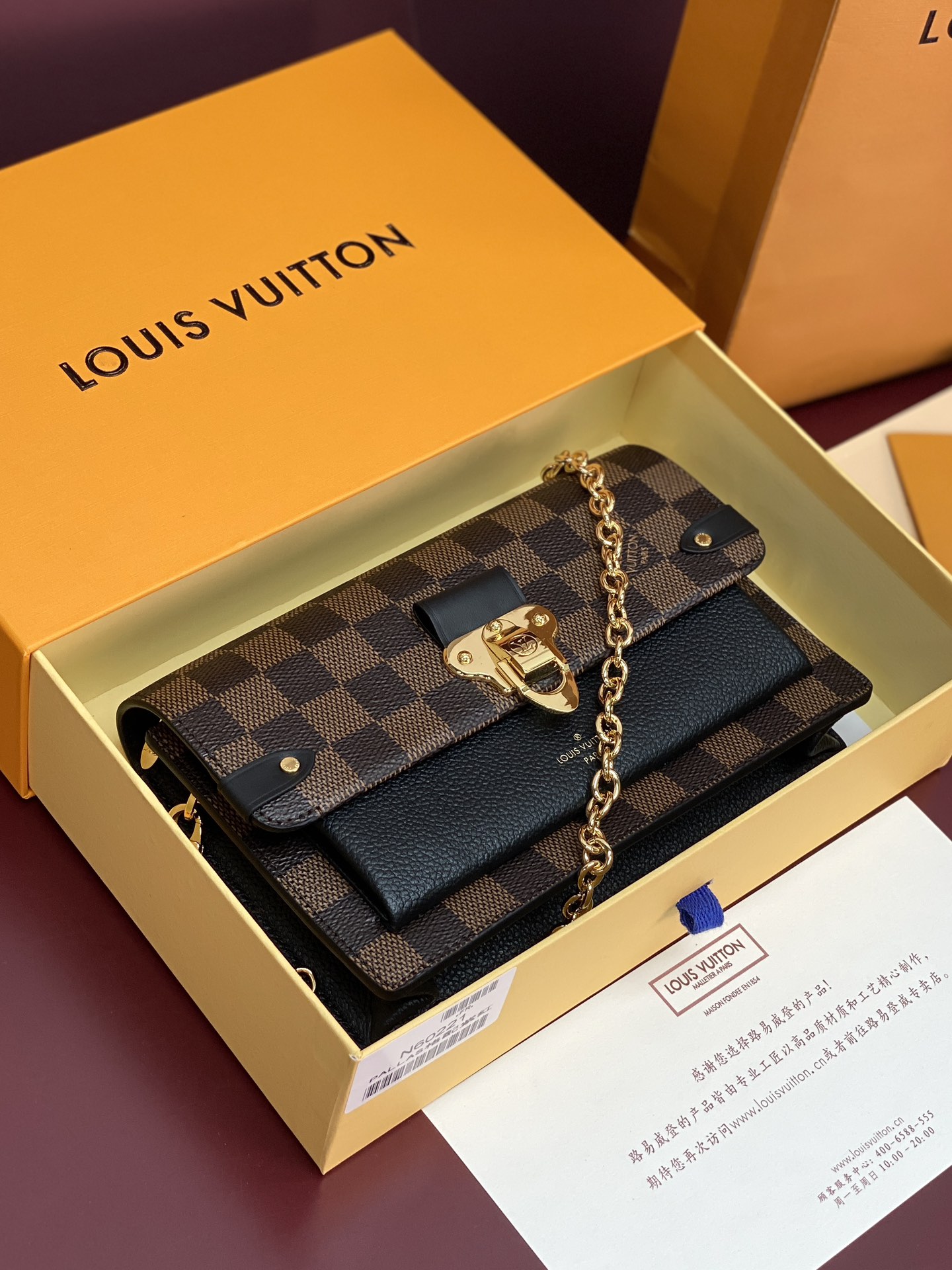 N60221 黑色！VAVIN 链条钱夹Vavin 链条钱夹将路易威登经典的 Damier 帆布与皮革巧