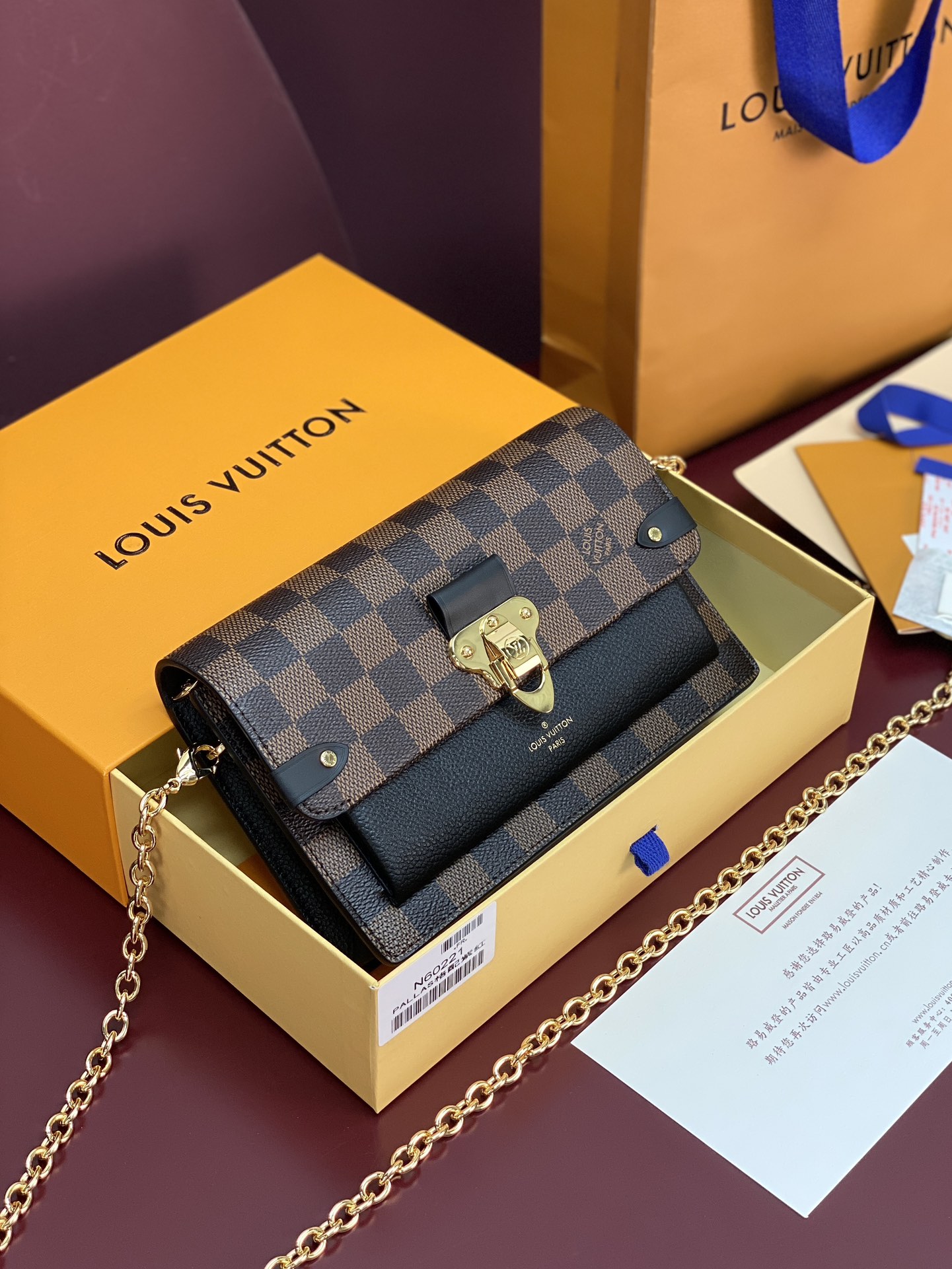 N60221 黑色！VAVIN 链条钱夹Vavin 链条钱夹将路易威登经典的 Damier 帆布与皮革巧