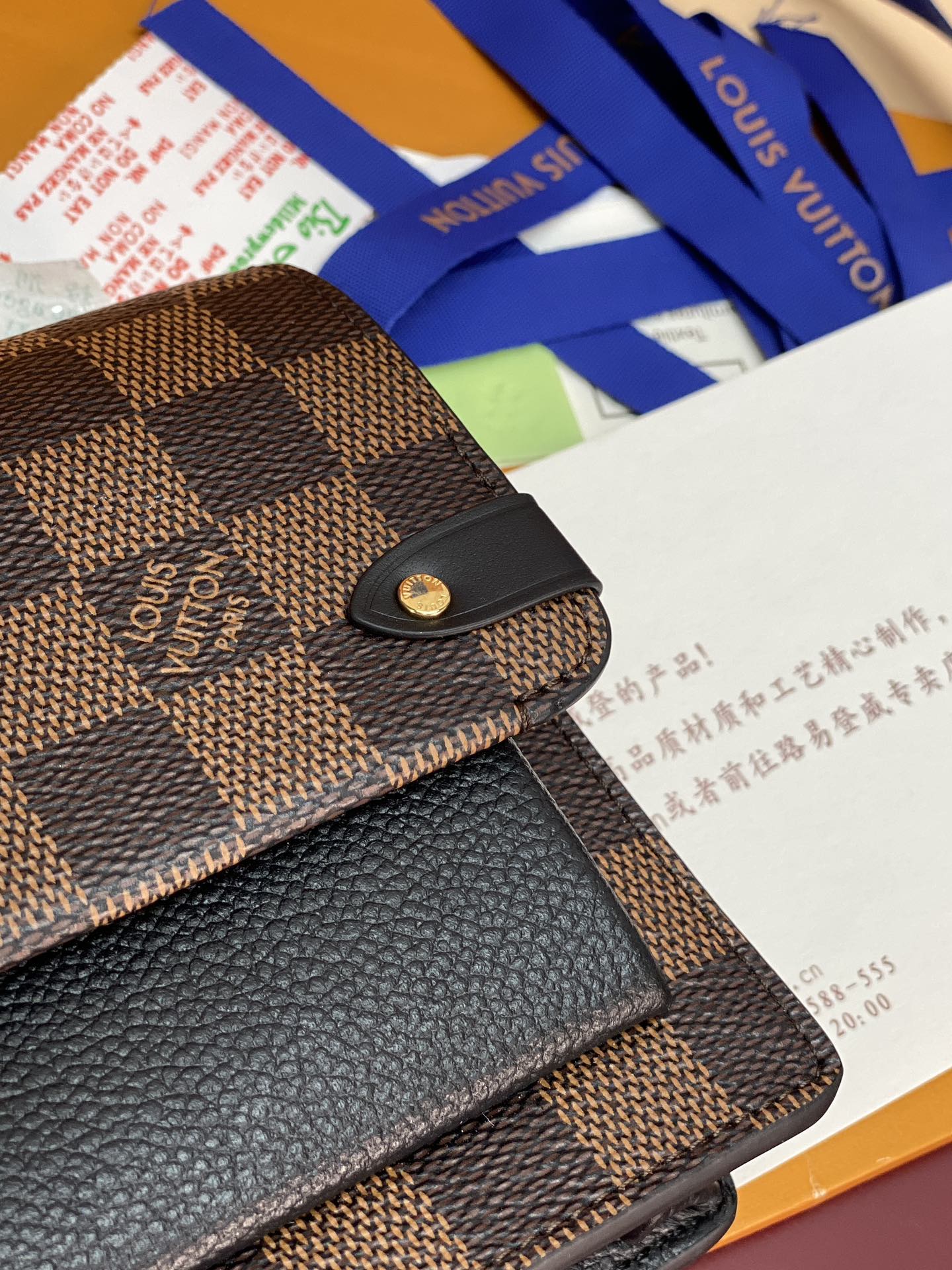 N60221 黑色！VAVIN 链条钱夹Vavin 链条钱夹将路易威登经典的 Damier 帆布与皮革巧