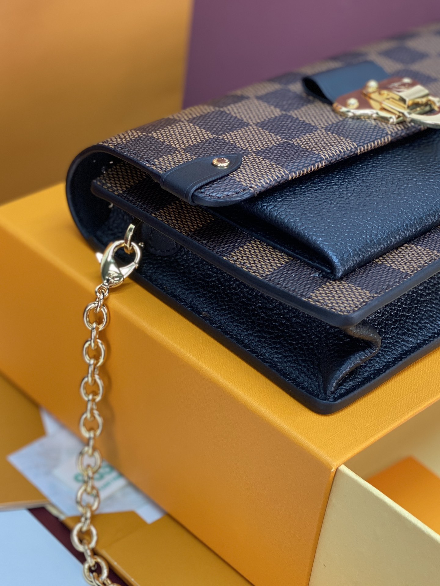 N60221 黑色！VAVIN 链条钱夹Vavin 链条钱夹将路易威登经典的 Damier 帆布与皮革巧