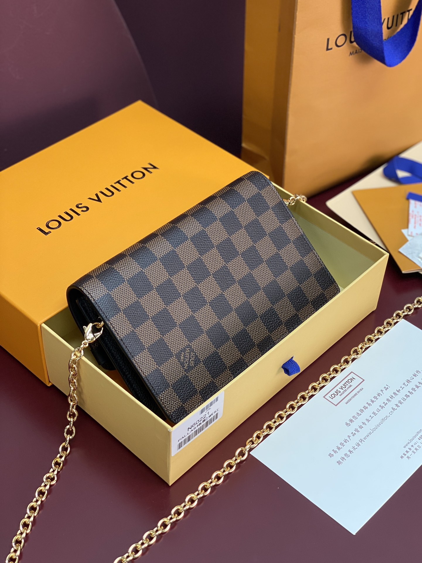 N60221 黑色！VAVIN 链条钱夹Vavin 链条钱夹将路易威登经典的 Damier 帆布与皮革巧