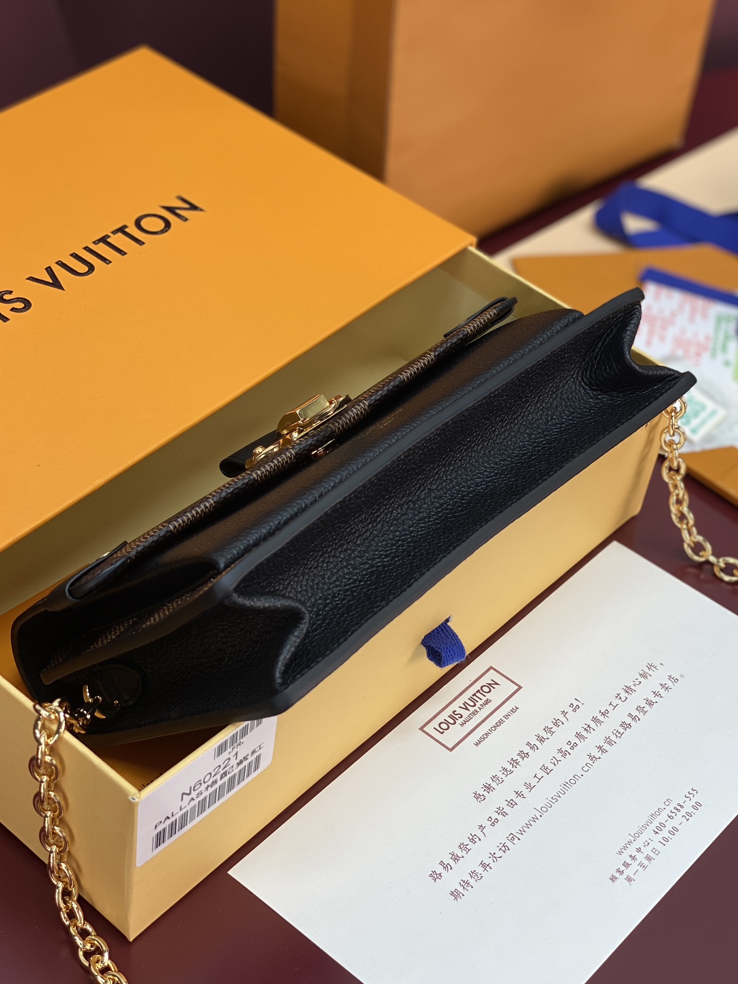 N60221 黑色！VAVIN 链条钱夹Vavin 链条钱夹将路易威登经典的 Damier 帆布与皮革巧