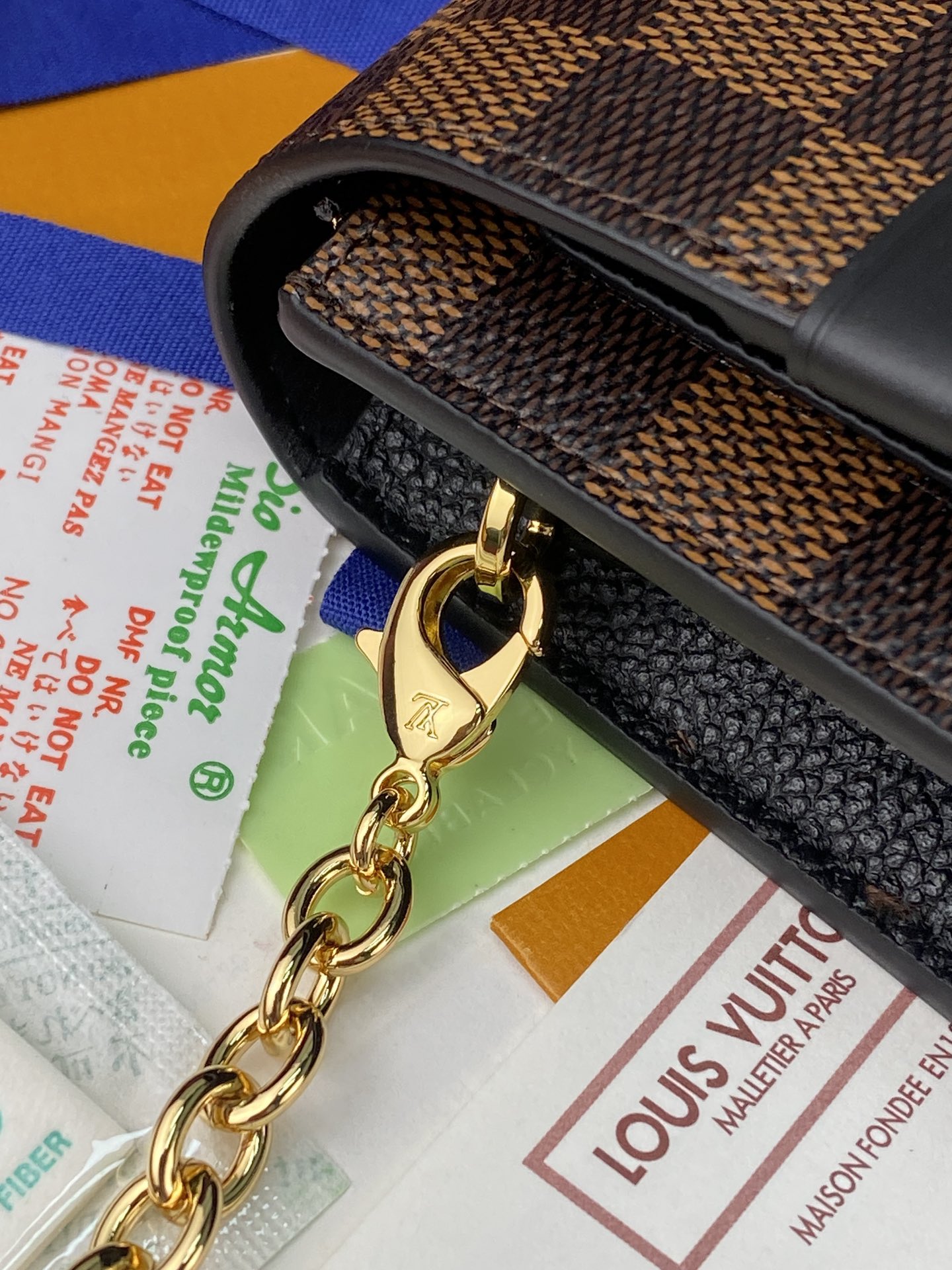 N60221 黑色！VAVIN 链条钱夹Vavin 链条钱夹将路易威登经典的 Damier 帆布与皮革巧