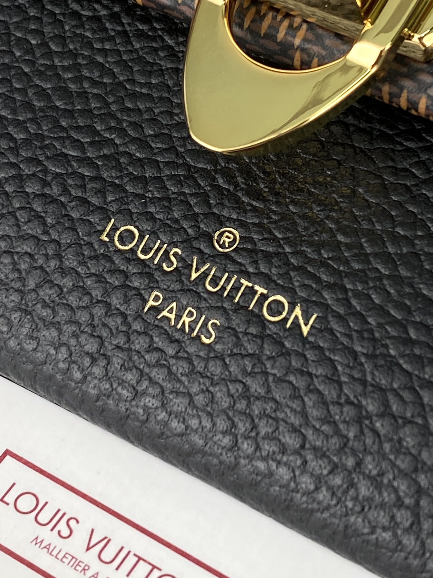 N60221 黑色！VAVIN 链条钱夹Vavin 链条钱夹将路易威登经典的 Damier 帆布与皮革巧