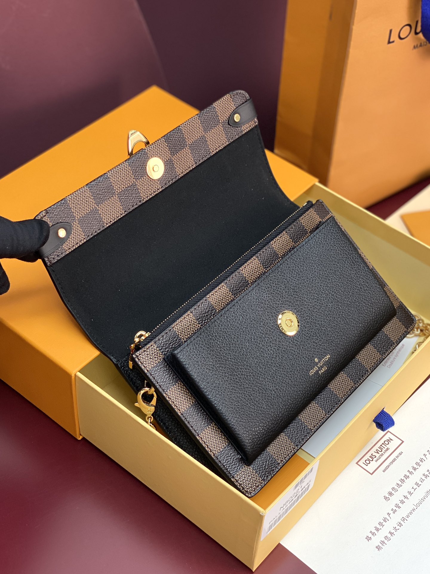 N60221 黑色！VAVIN 链条钱夹Vavin 链条钱夹将路易威登经典的 Damier 帆布与皮革巧