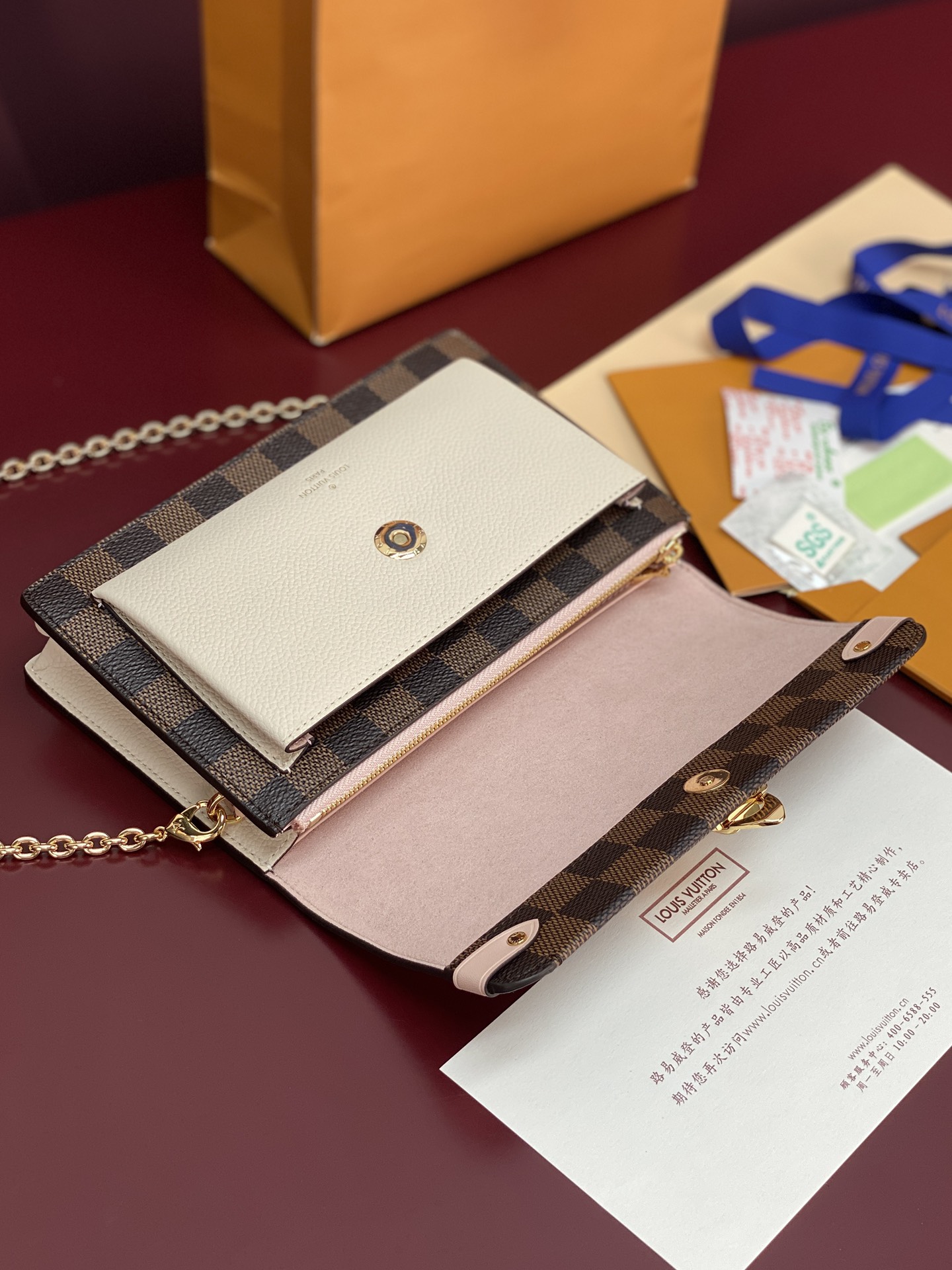 N60221 粉色！VAVIN 链条钱夹Vavin 链条钱夹将路易威登经典的 Damier 帆布与皮革巧