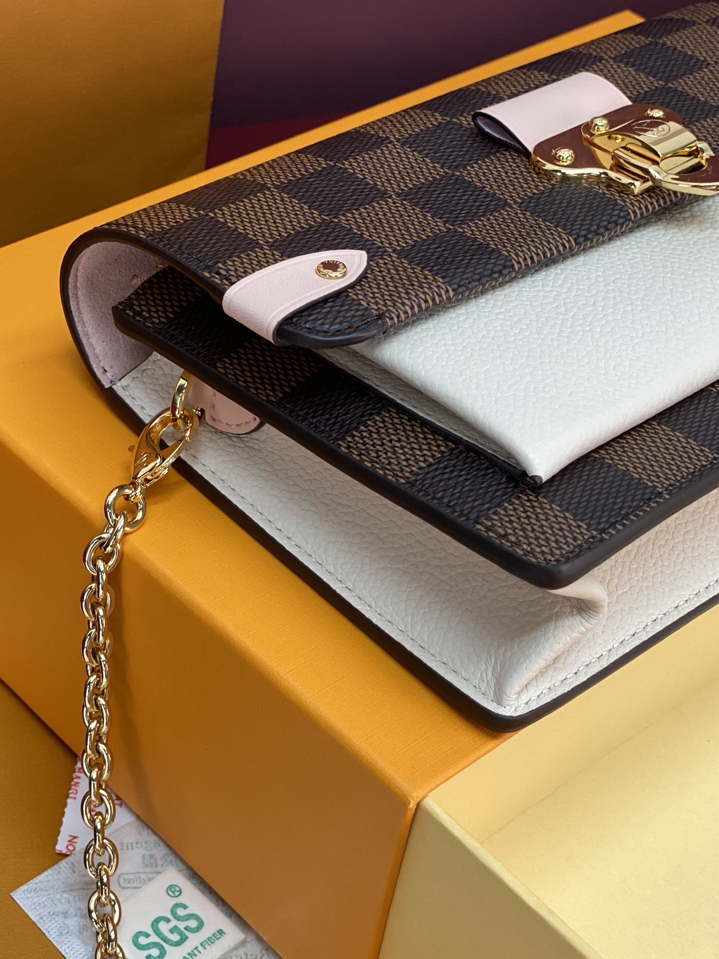 N60221 粉色！VAVIN 链条钱夹Vavin 链条钱夹将路易威登经典的 Damier 帆布与皮革巧