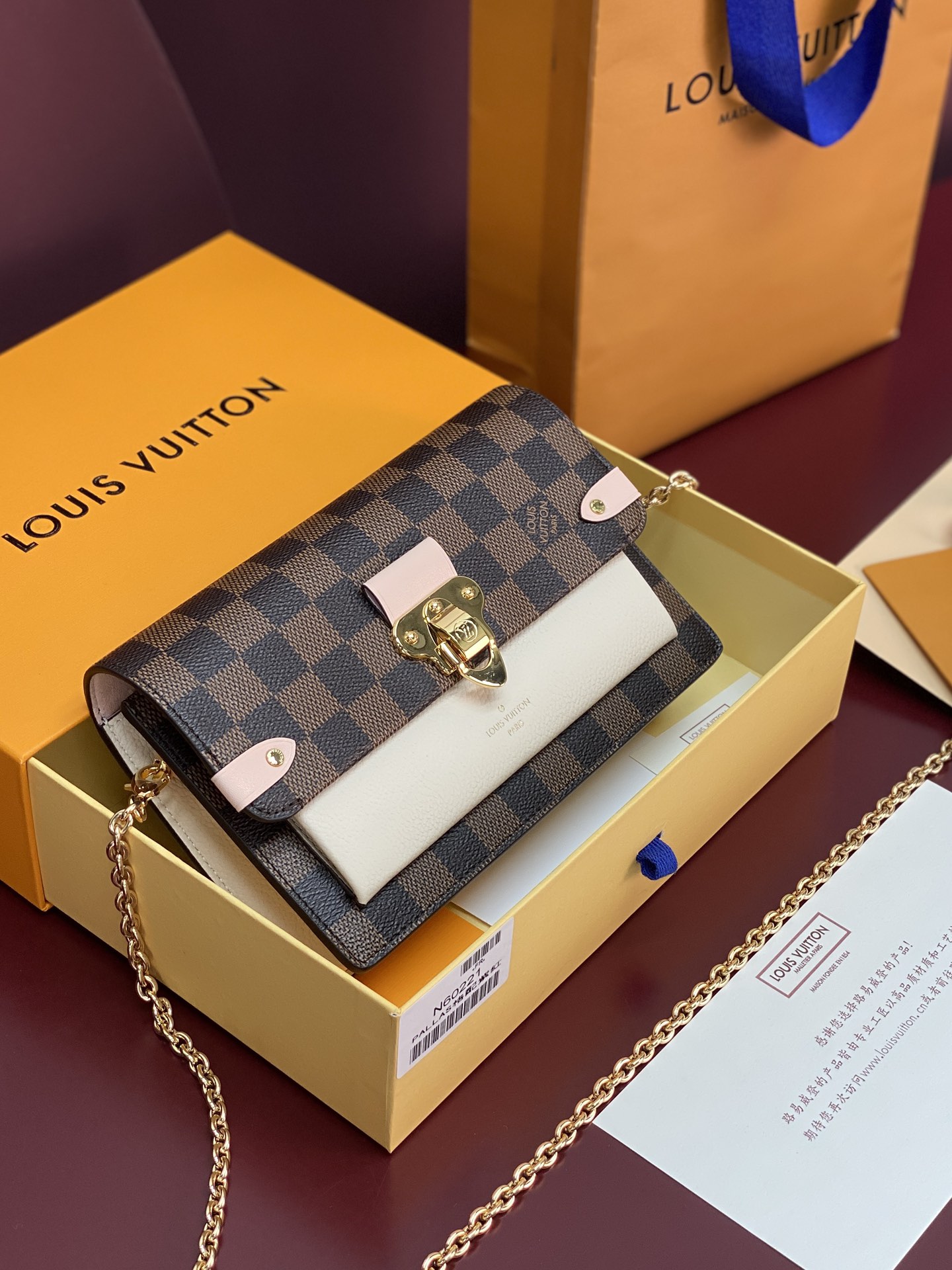 N60221 粉色！VAVIN 链条钱夹Vavin 链条钱夹将路易威登经典的 Damier 帆布与皮革巧