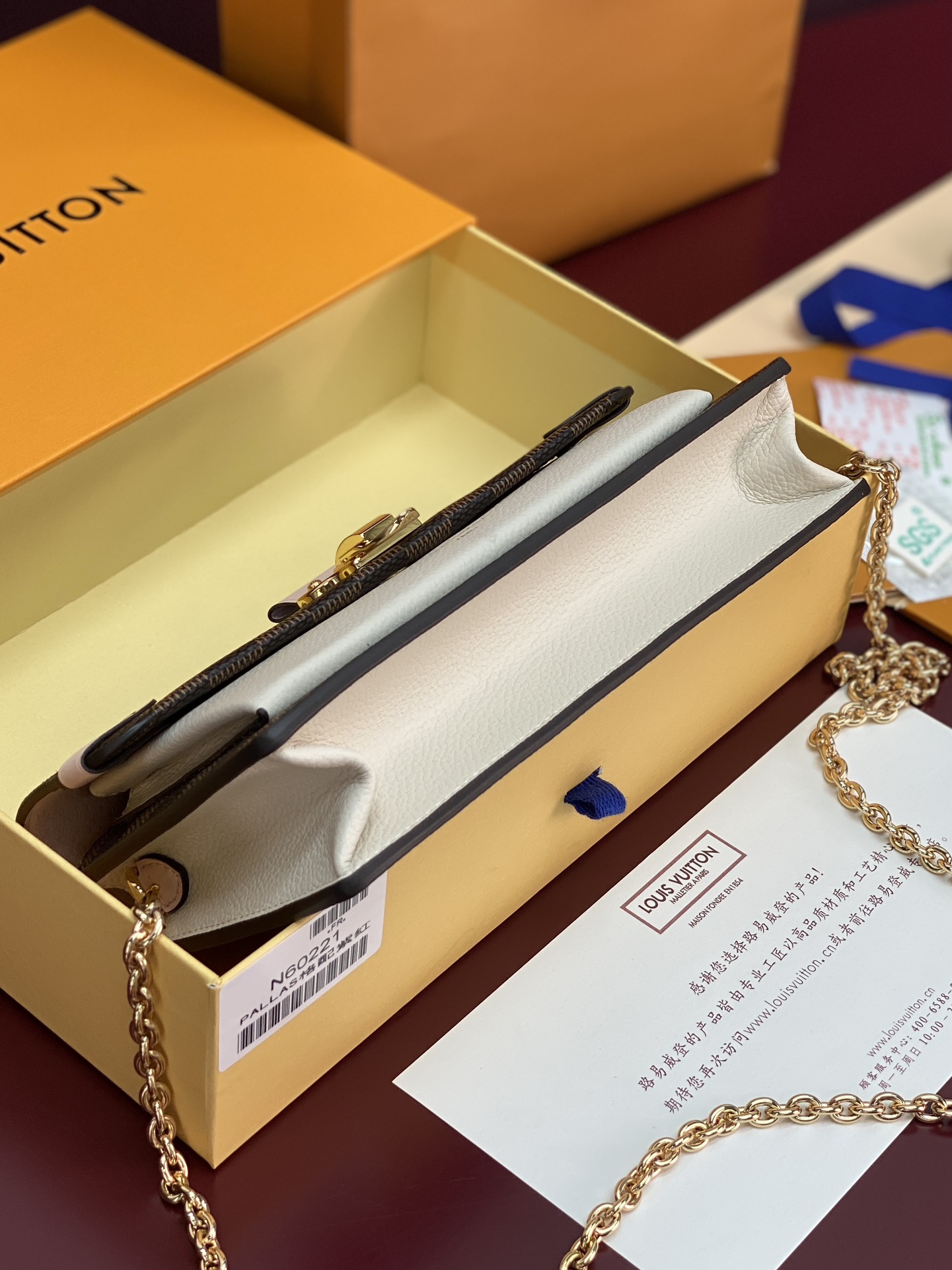 N60221 粉色！VAVIN 链条钱夹Vavin 链条钱夹将路易威登经典的 Damier 帆布与皮革巧