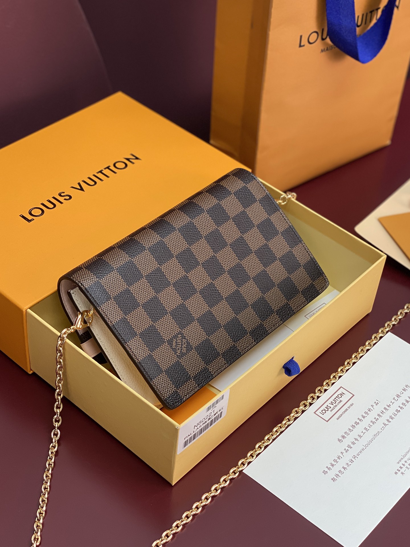 N60221 粉色！VAVIN 链条钱夹Vavin 链条钱夹将路易威登经典的 Damier 帆布与皮革巧