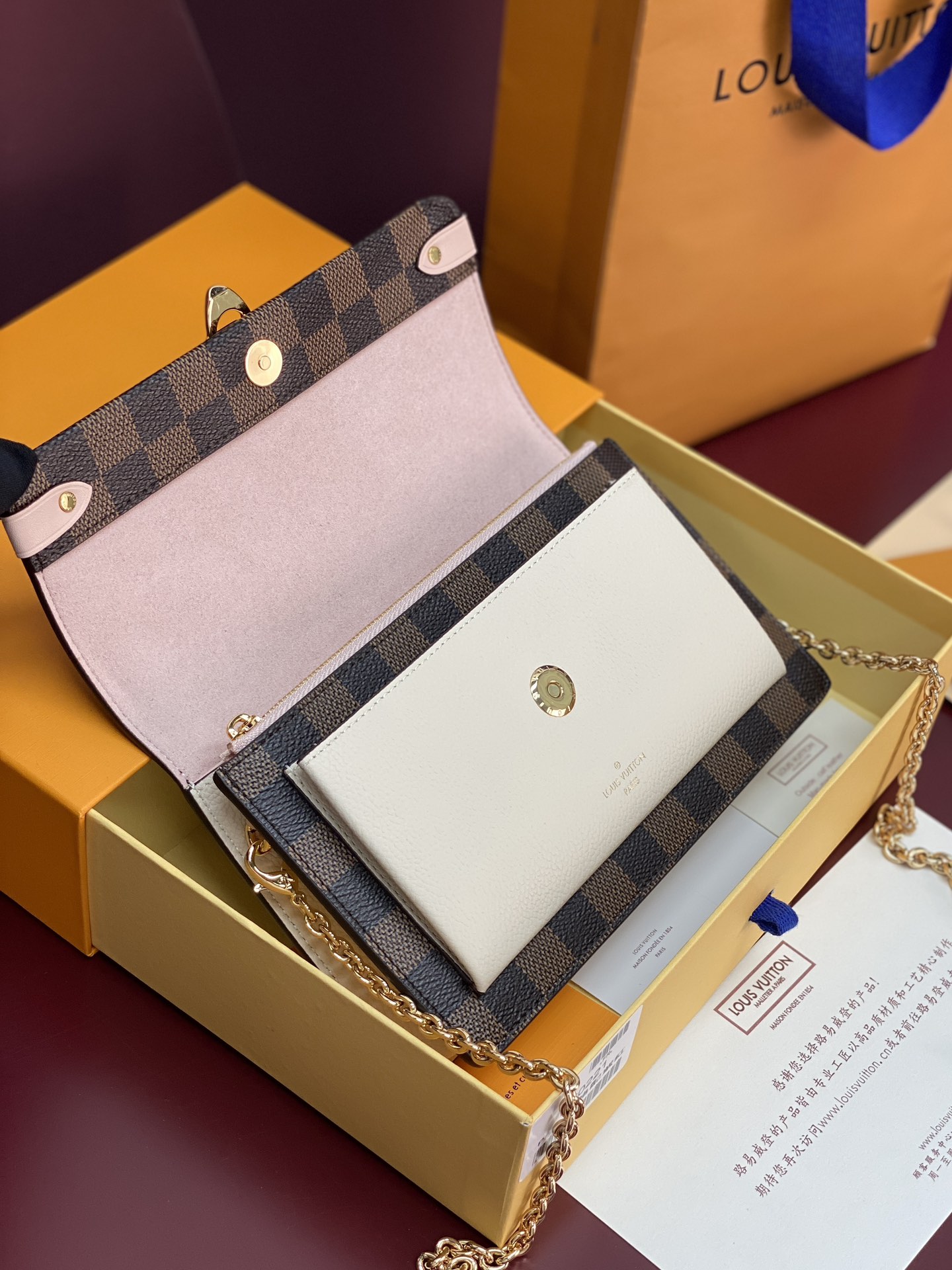 N60221 粉色！VAVIN 链条钱夹Vavin 链条钱夹将路易威登经典的 Damier 帆布与皮革巧