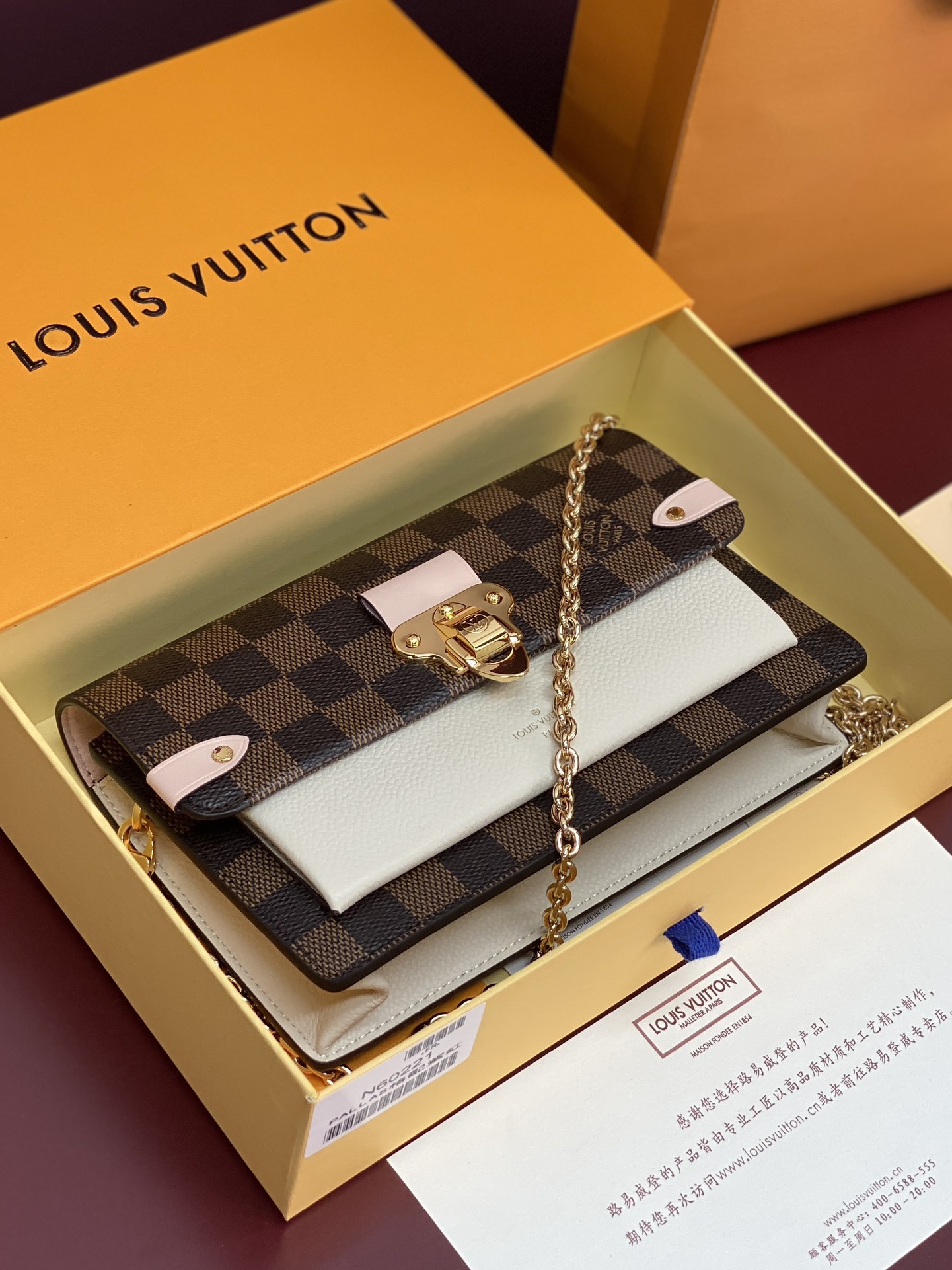 N60221 粉色！VAVIN 链条钱夹Vavin 链条钱夹将路易威登经典的 Damier 帆布与皮革巧