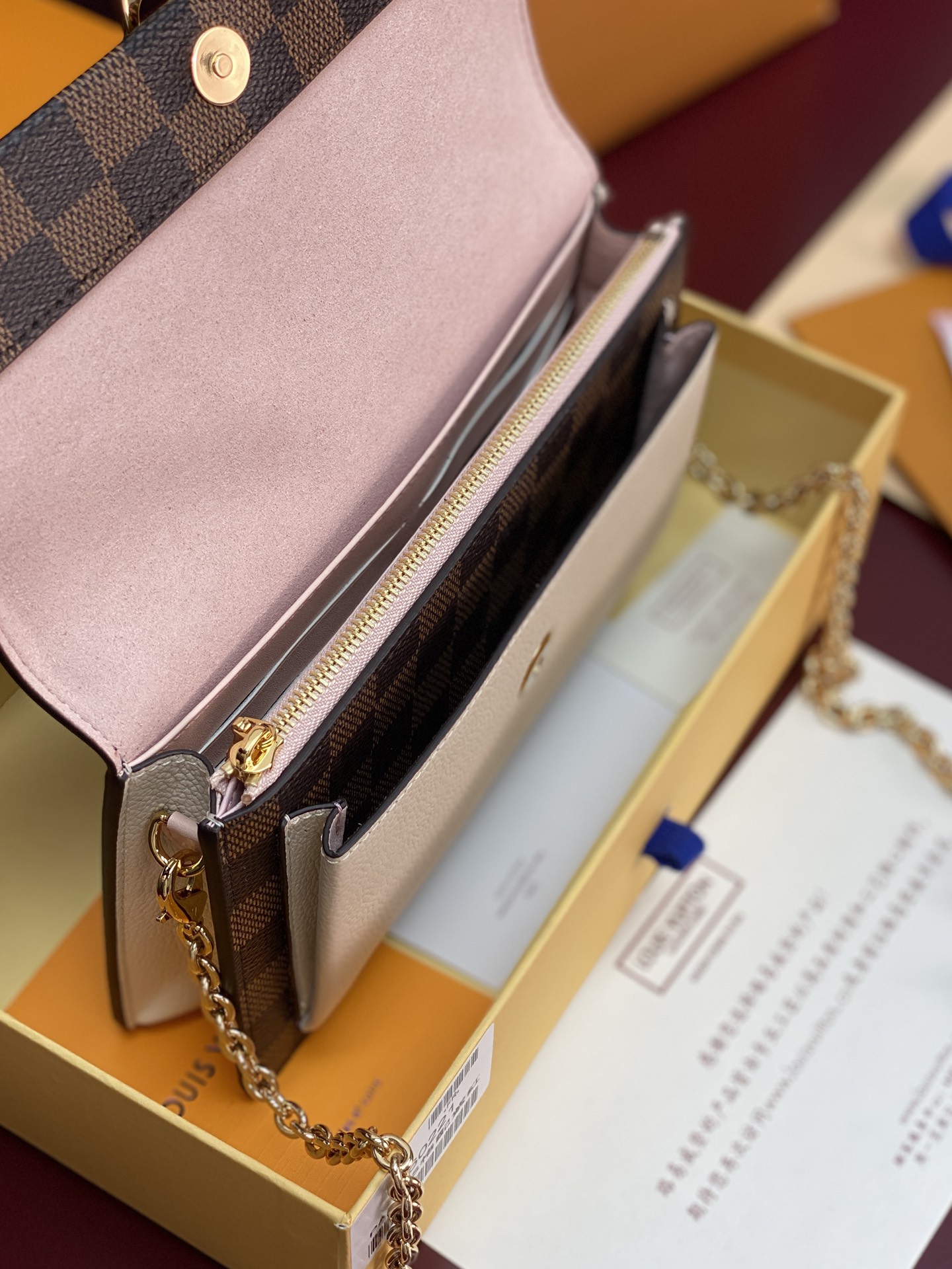 N60221 粉色！VAVIN 链条钱夹Vavin 链条钱夹将路易威登经典的 Damier 帆布与皮革巧