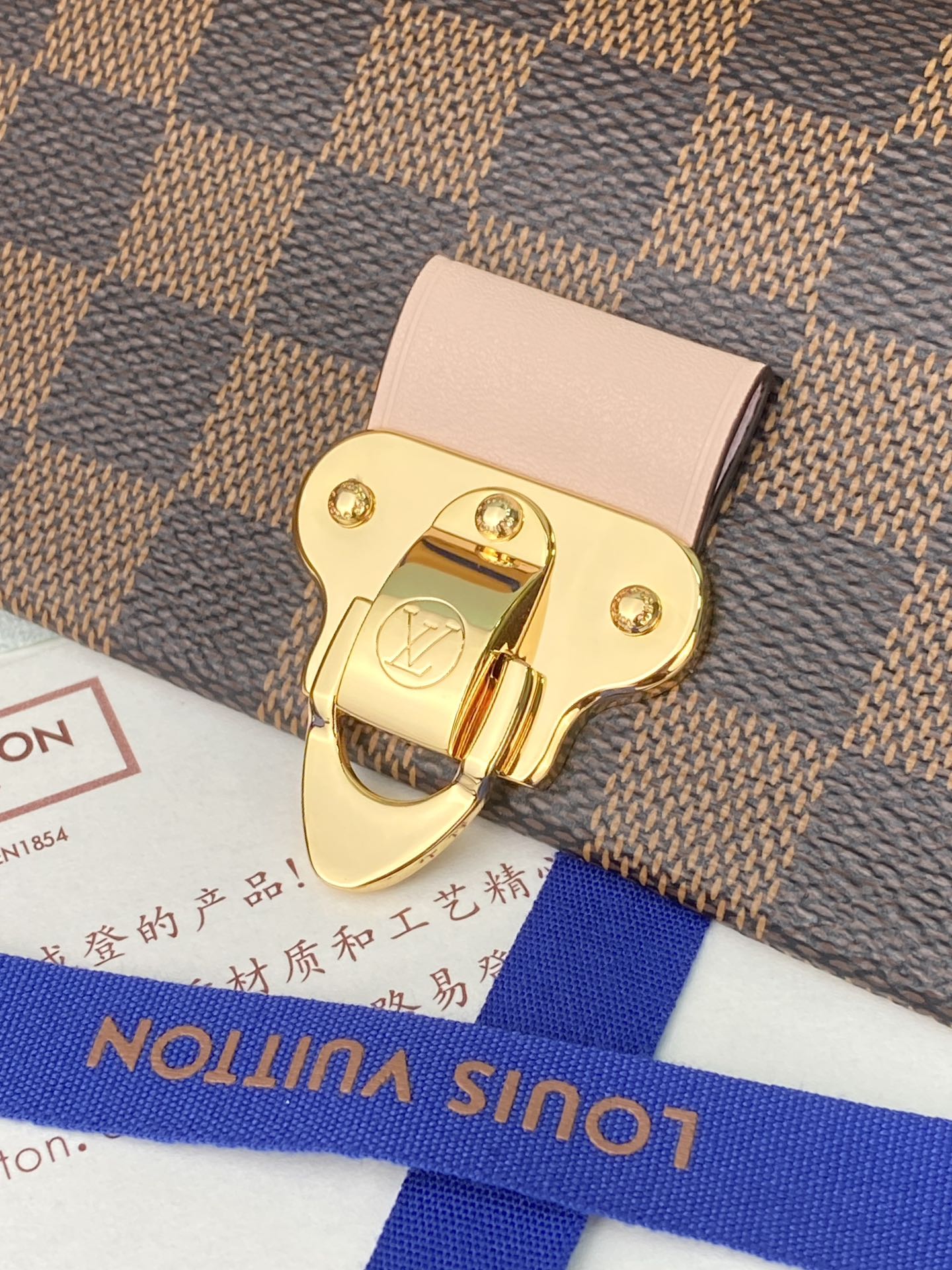 N60221 粉色！VAVIN 链条钱夹Vavin 链条钱夹将路易威登经典的 Damier 帆布与皮革巧