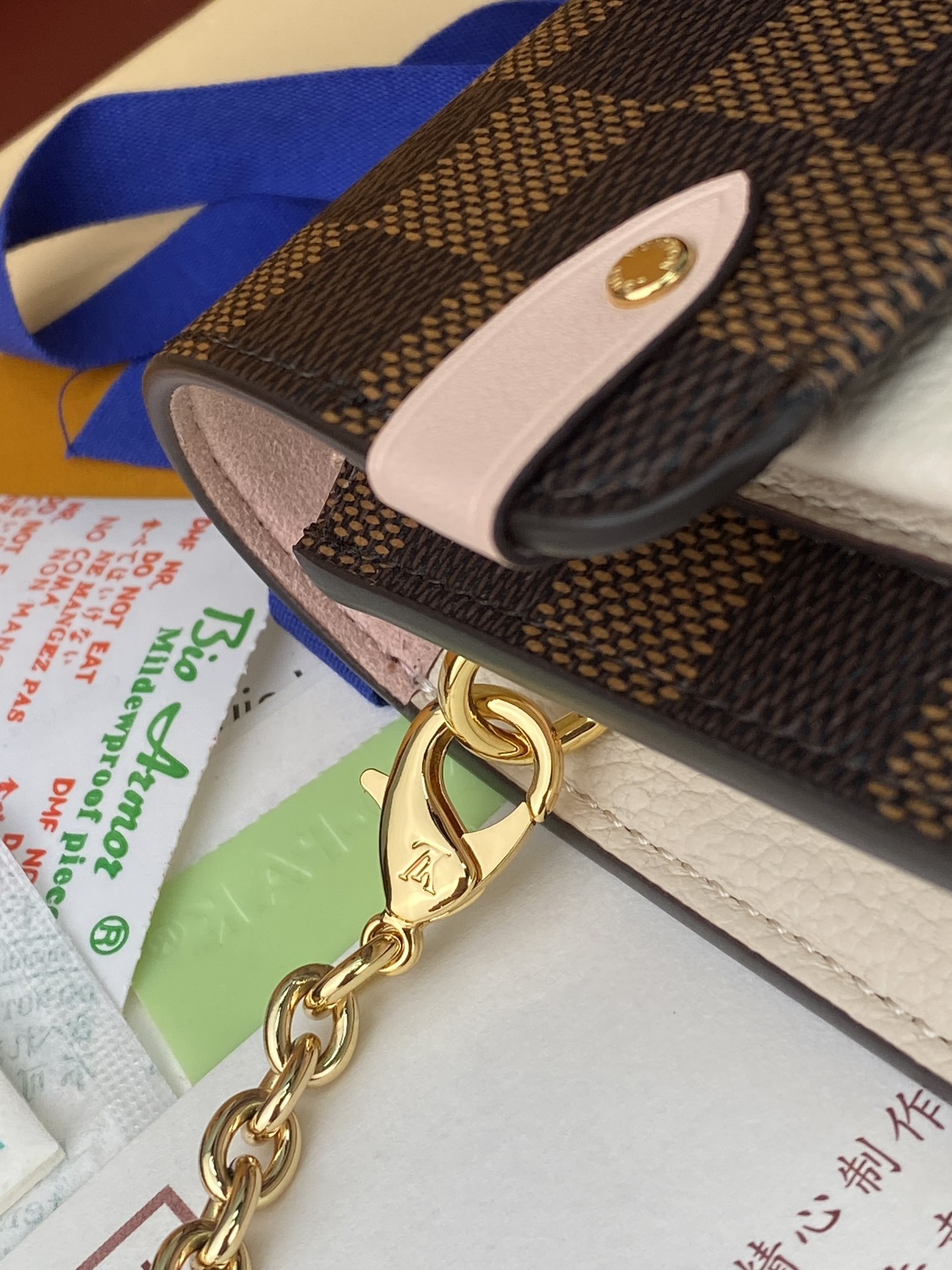 N60221 粉色！VAVIN 链条钱夹Vavin 链条钱夹将路易威登经典的 Damier 帆布与皮革巧