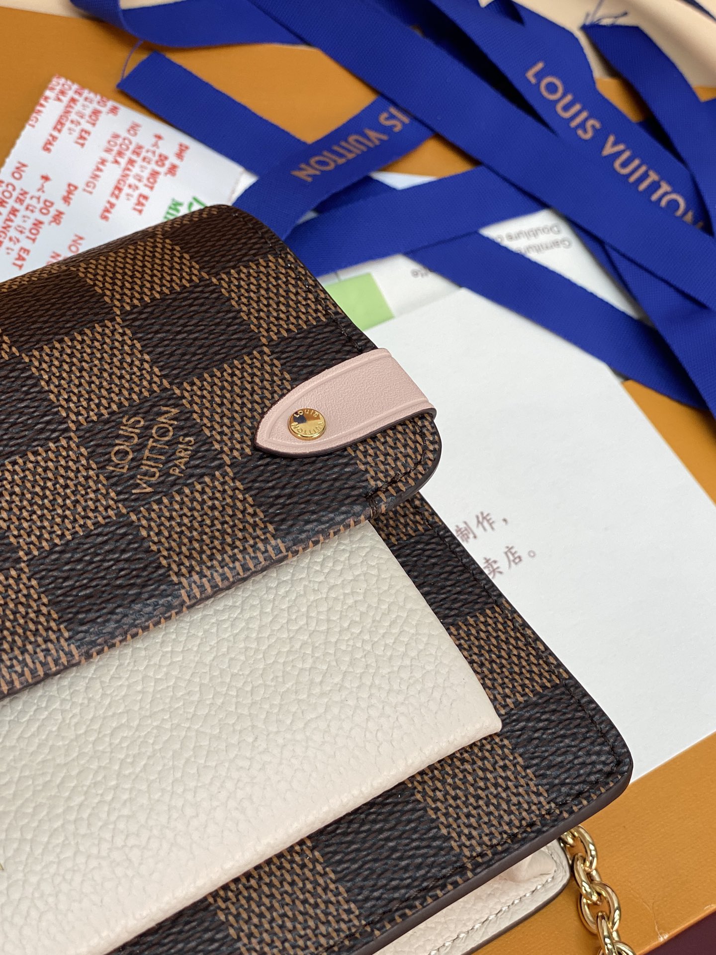 N60221 粉色！VAVIN 链条钱夹Vavin 链条钱夹将路易威登经典的 Damier 帆布与皮革巧