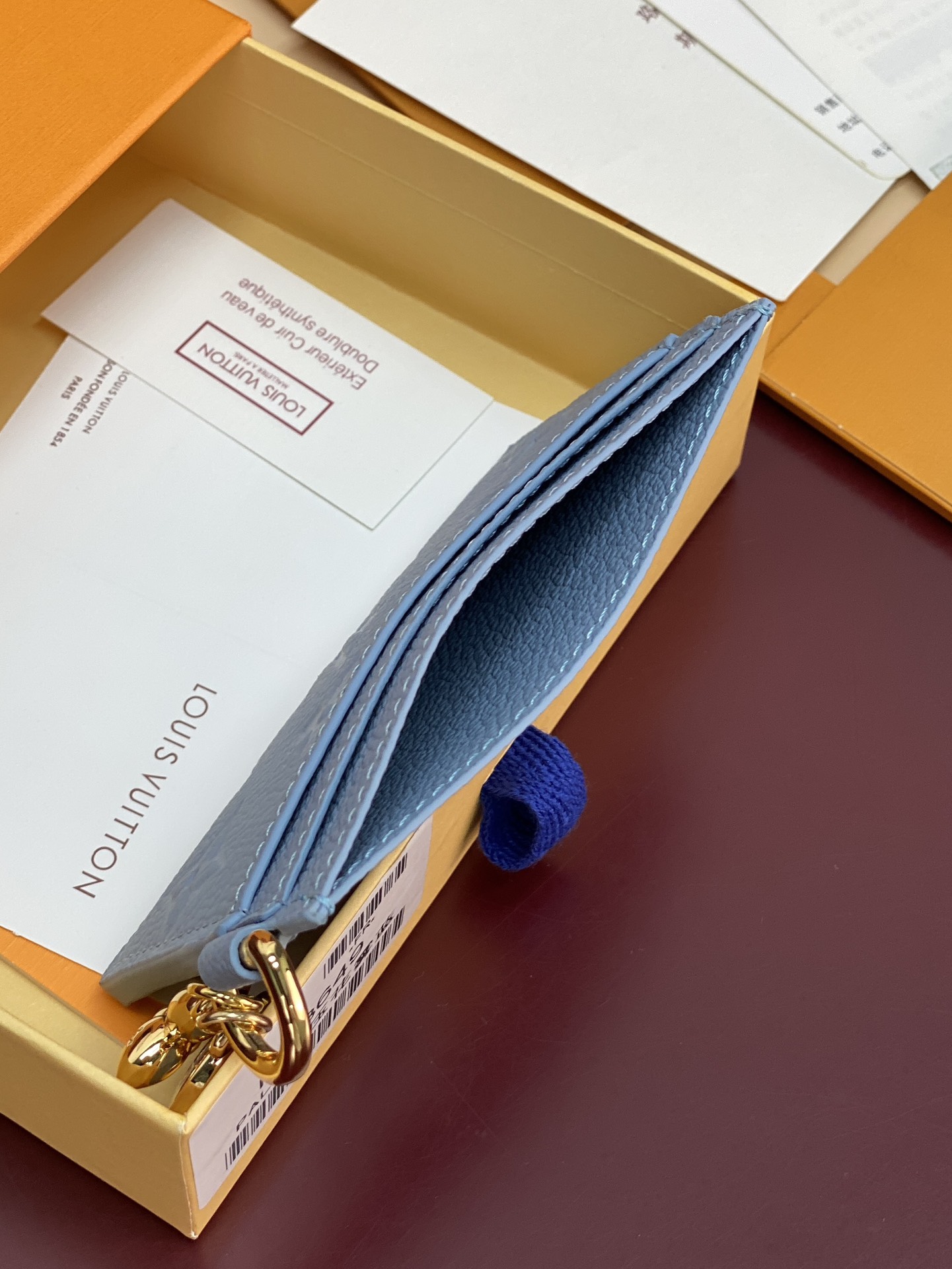 M13647 蓝色！LV CHARMS 卡夹！本款 LV Charms 卡夹出自 LV Ski 系列，可