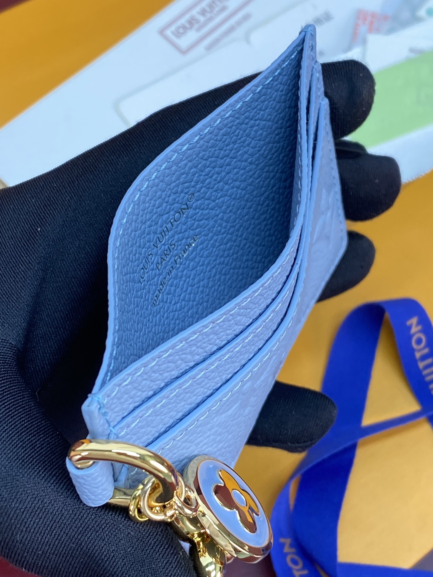 M13647 蓝色！LV CHARMS 卡夹！本款 LV Charms 卡夹出自 LV Ski 系列，可