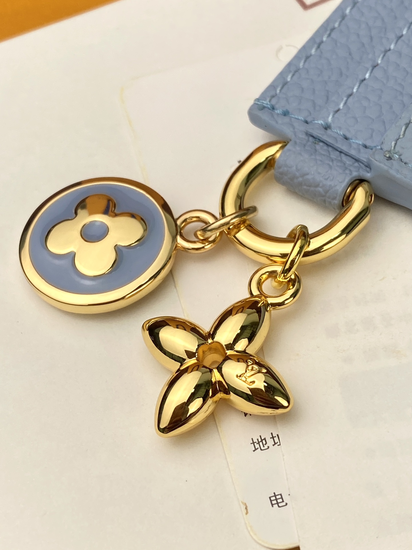 M13647 蓝色！LV CHARMS 卡夹！本款 LV Charms 卡夹出自 LV Ski 系列，可