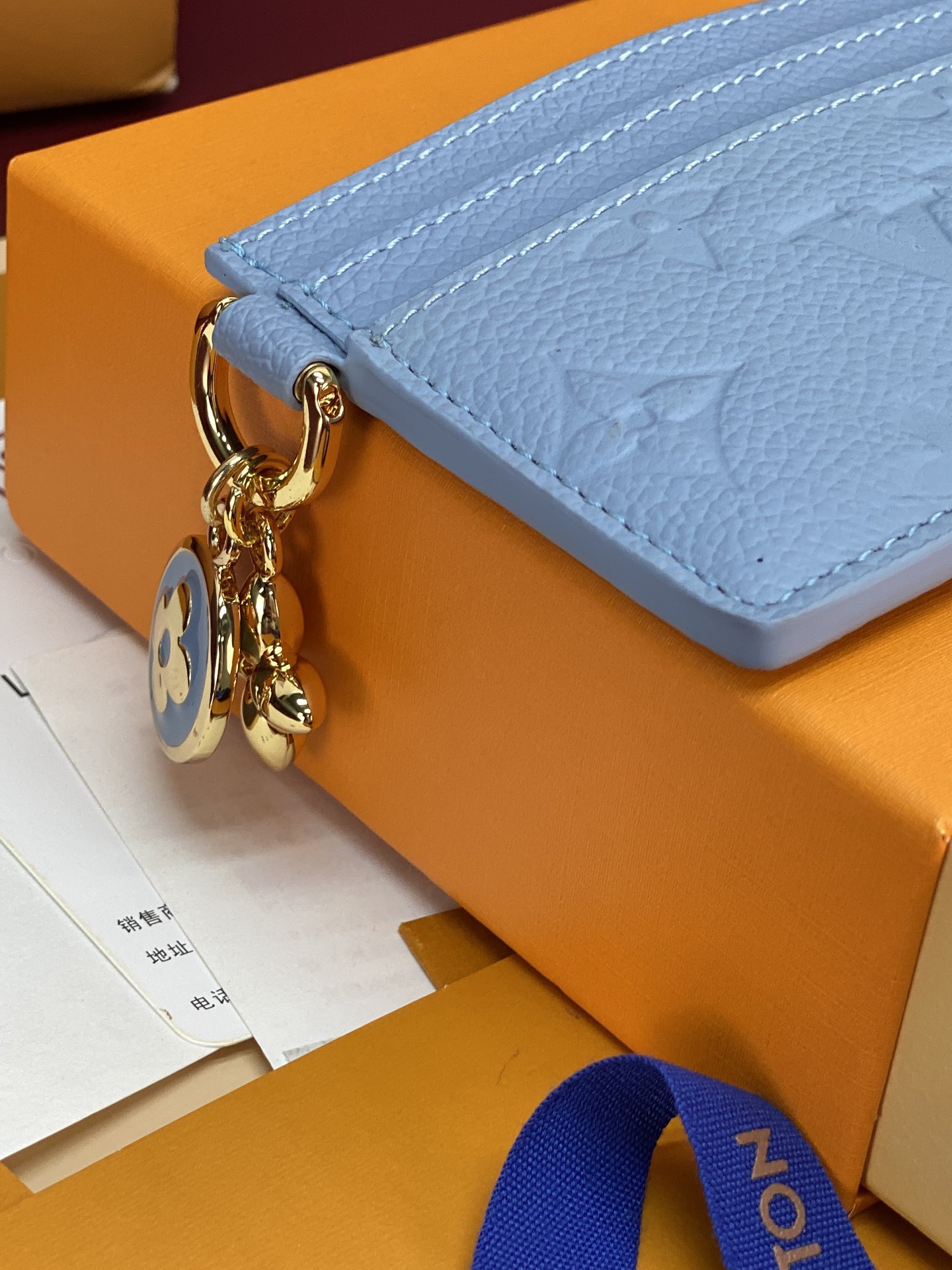 M13647 蓝色！LV CHARMS 卡夹！本款 LV Charms 卡夹出自 LV Ski 系列，可