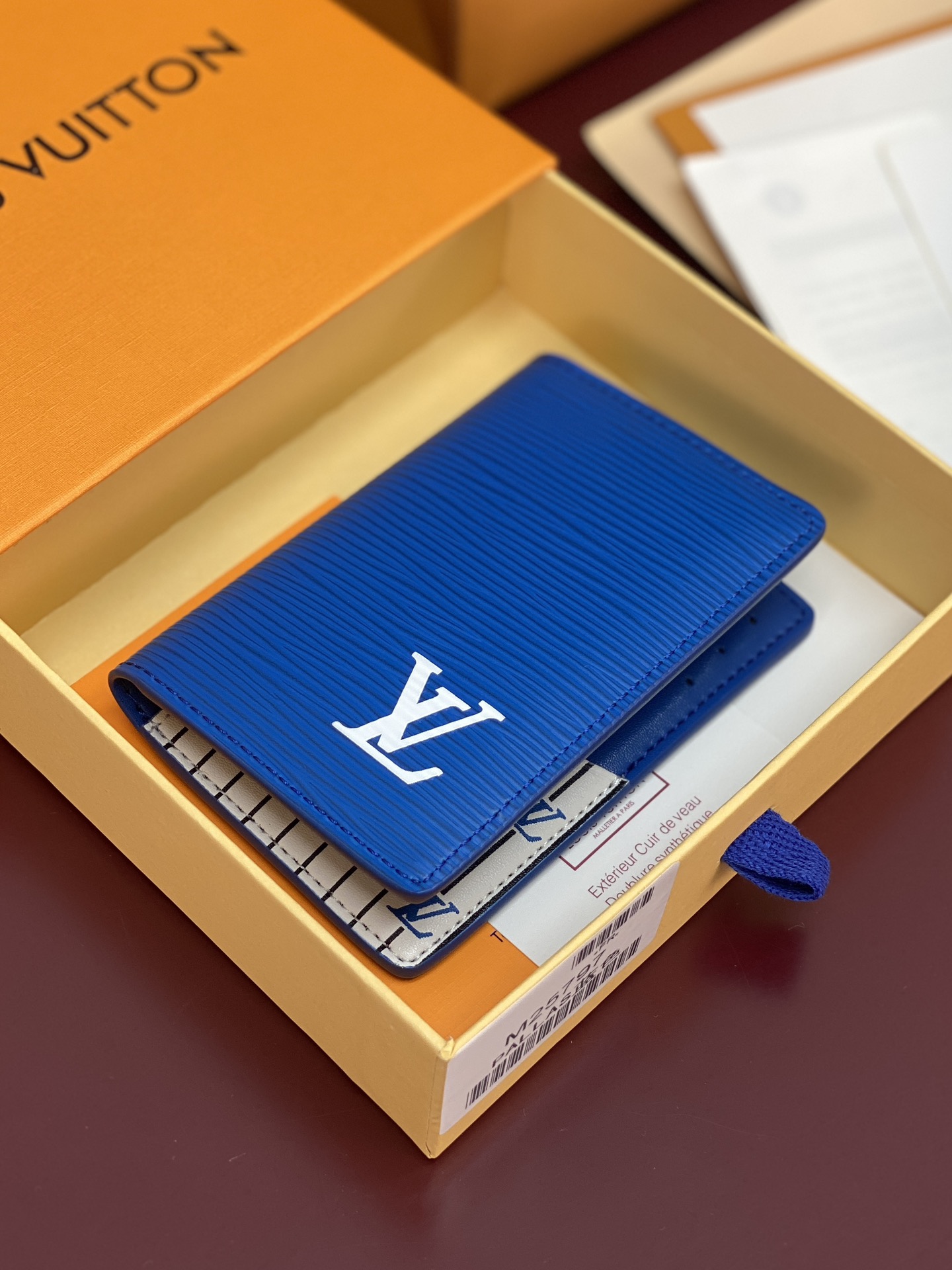 M25797 蓝色！🐢口袋钱夹、本款口袋钱夹为粒面 Epi 皮革浸染明快色彩，其细腻压纹兼顾艺术美感和坚