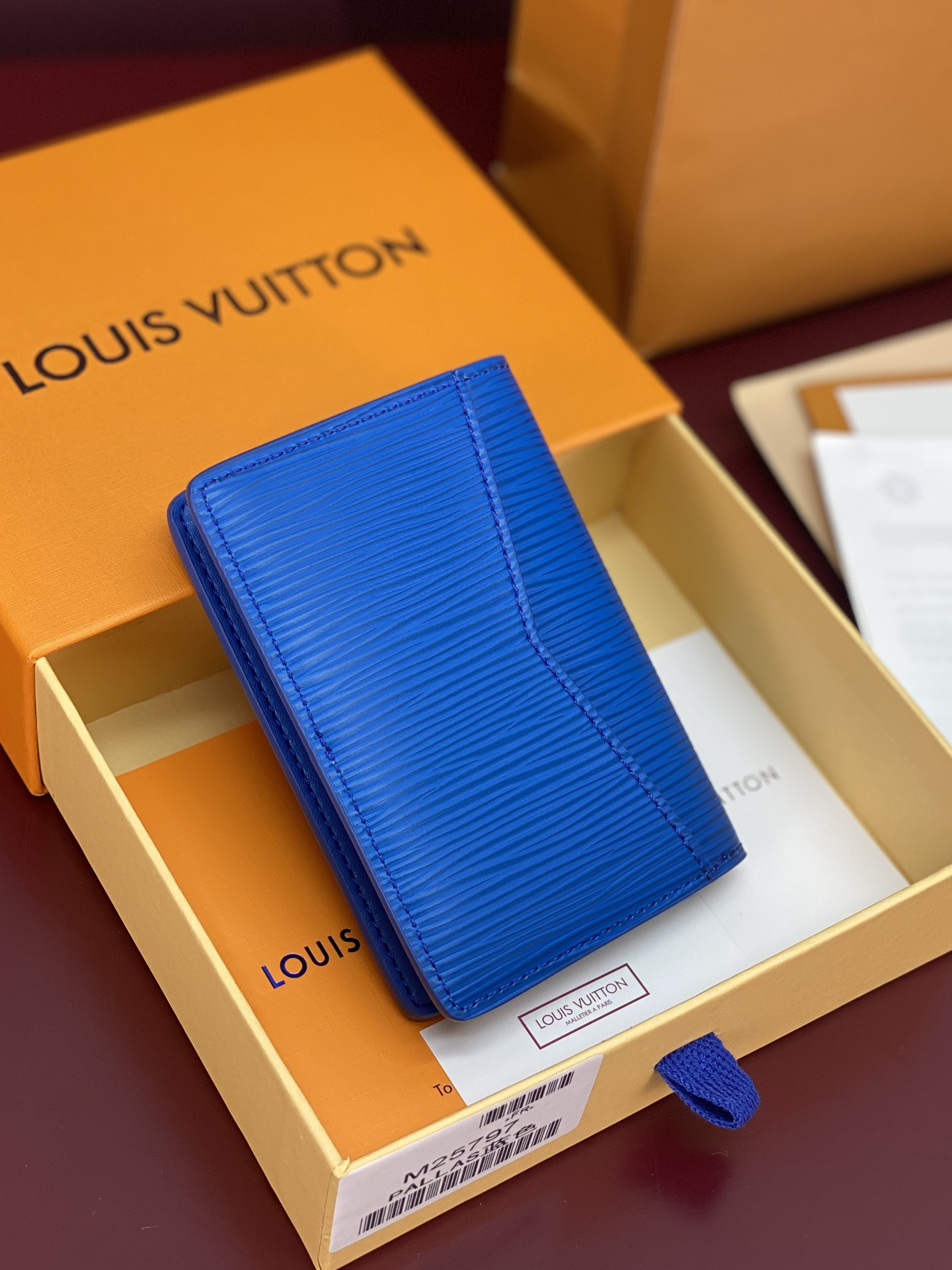 M25797 蓝色！🐢口袋钱夹、本款口袋钱夹为粒面 Epi 皮革浸染明快色彩，其细腻压纹兼顾艺术美感和坚