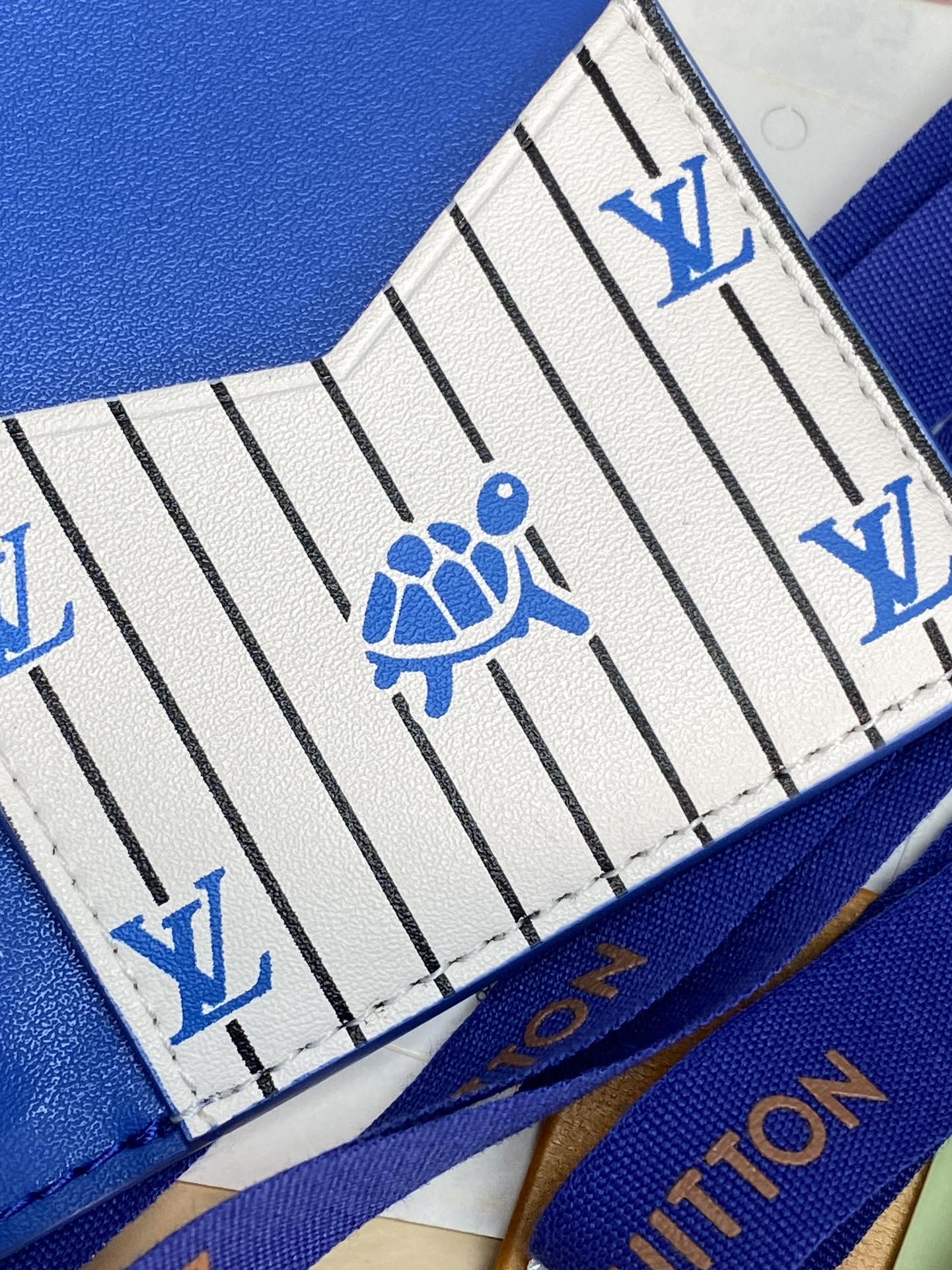 M25797 蓝色！🐢口袋钱夹、本款口袋钱夹为粒面 Epi 皮革浸染明快色彩，其细腻压纹兼顾艺术美感和坚