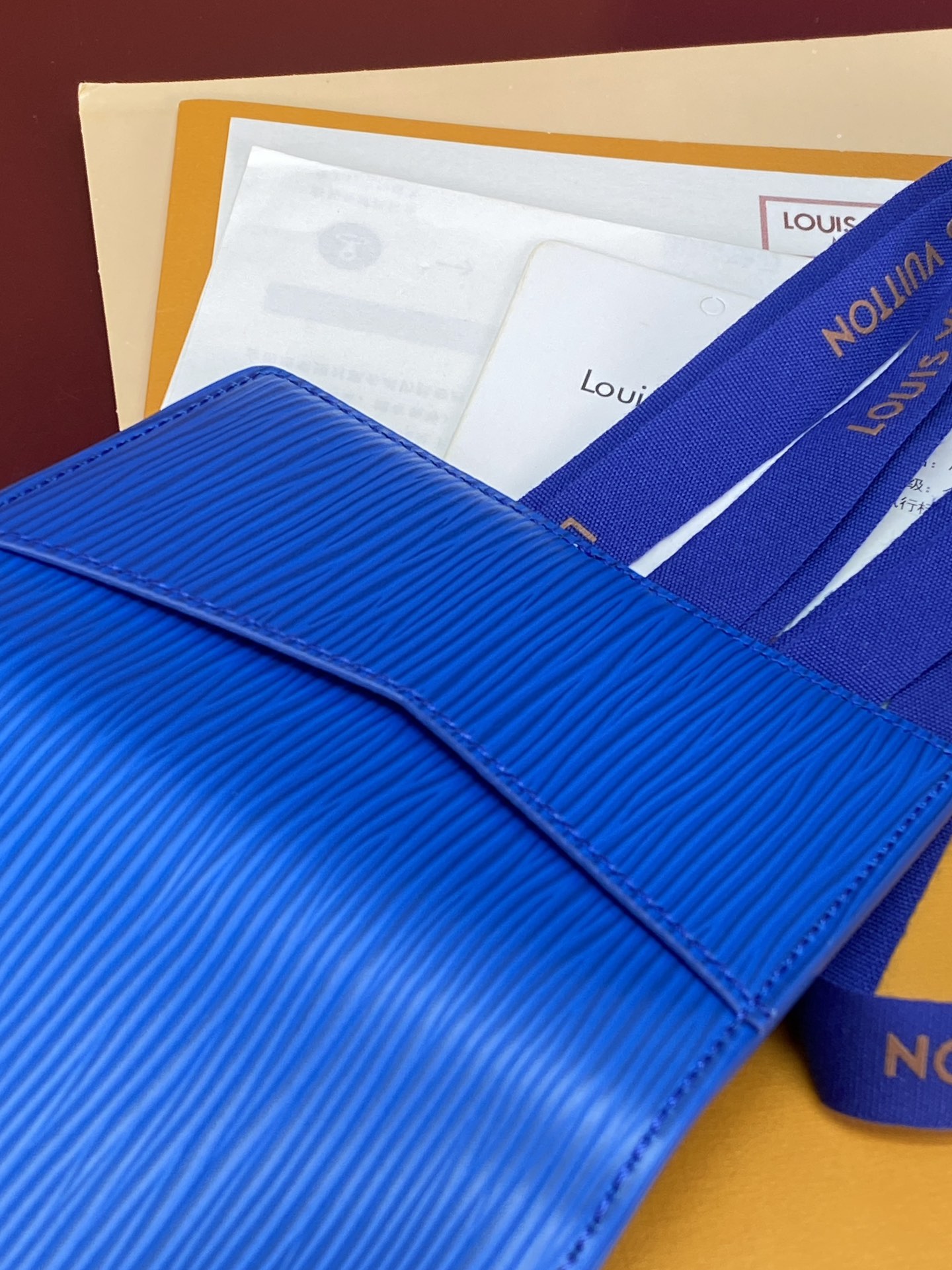 M25797 蓝色！🐢口袋钱夹、本款口袋钱夹为粒面 Epi 皮革浸染明快色彩，其细腻压纹兼顾艺术美感和坚