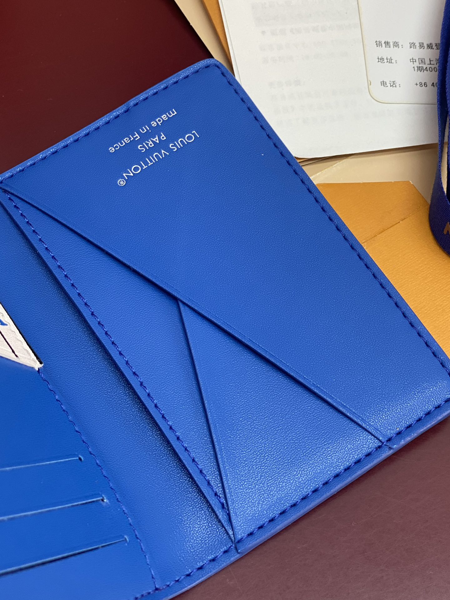 M25797 蓝色！🐢口袋钱夹、本款口袋钱夹为粒面 Epi 皮革浸染明快色彩，其细腻压纹兼顾艺术美感和坚