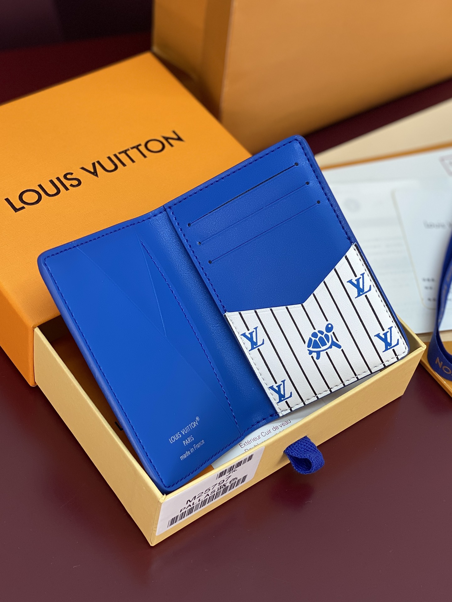 M25797 蓝色！🐢口袋钱夹、本款口袋钱夹为粒面 Epi 皮革浸染明快色彩，其细腻压纹兼顾艺术美感和坚