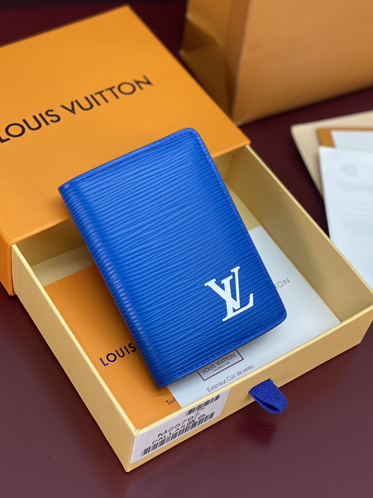 M25797 蓝色！🐢口袋钱夹、本款口袋钱夹为粒面 Epi 皮革浸染明快色彩，其细腻压纹兼顾艺术美感和坚