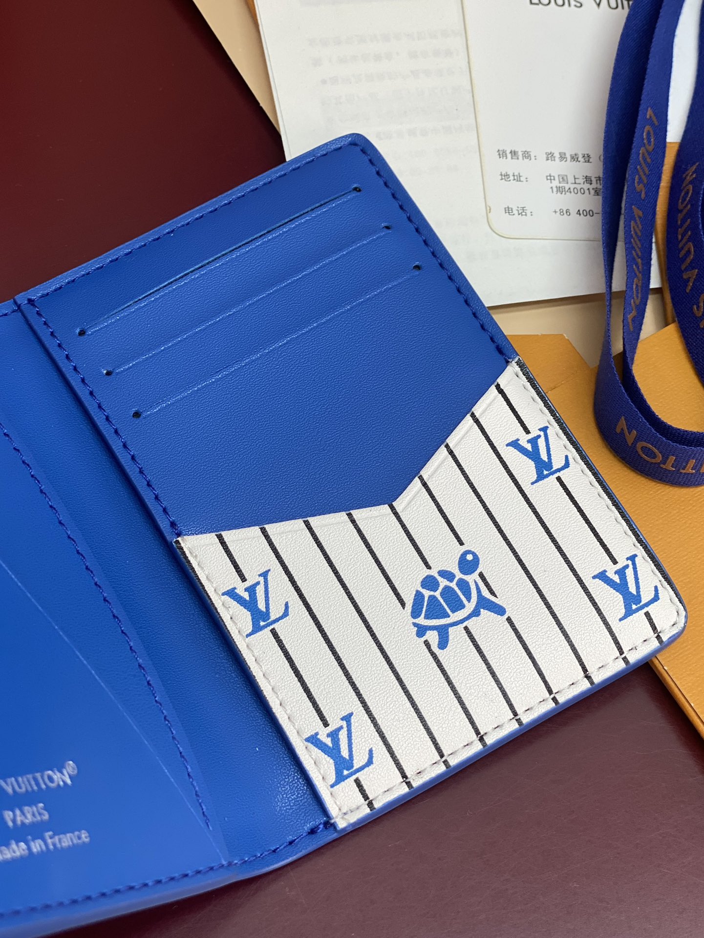 M25797 蓝色！🐢口袋钱夹、本款口袋钱夹为粒面 Epi 皮革浸染明快色彩，其细腻压纹兼顾艺术美感和坚