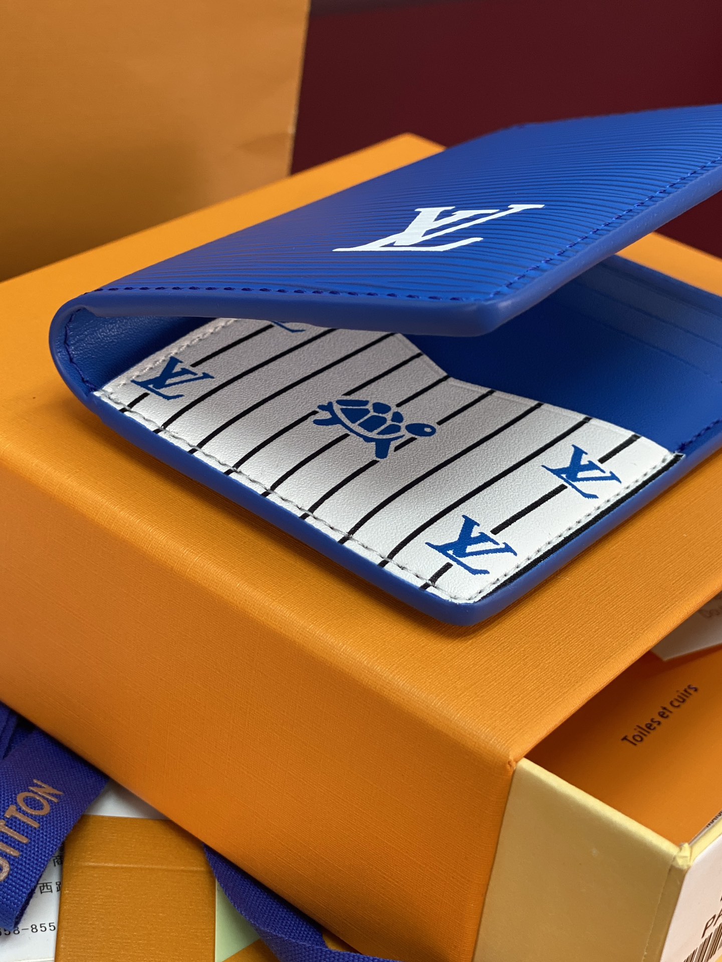 M25797 蓝色！🐢口袋钱夹、本款口袋钱夹为粒面 Epi 皮革浸染明快色彩，其细腻压纹兼顾艺术美感和坚