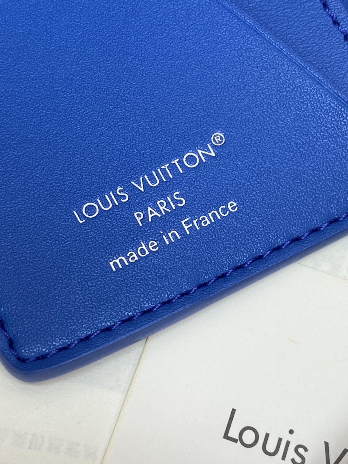 M25797 蓝色！🐢口袋钱夹、本款口袋钱夹为粒面 Epi 皮革浸染明快色彩，其细腻压纹兼顾艺术美感和坚