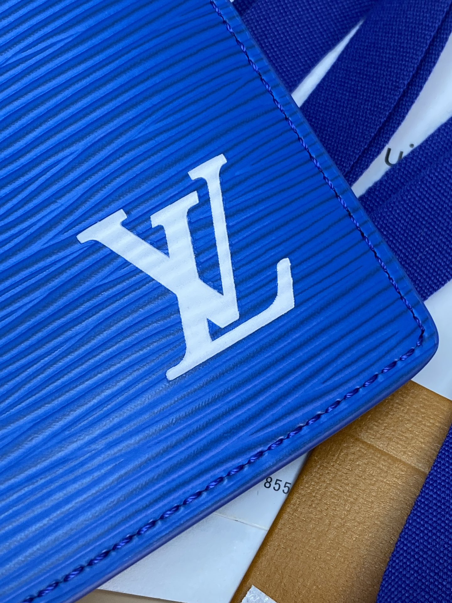 M25797 蓝色！🐢口袋钱夹、本款口袋钱夹为粒面 Epi 皮革浸染明快色彩，其细腻压纹兼顾艺术美感和坚