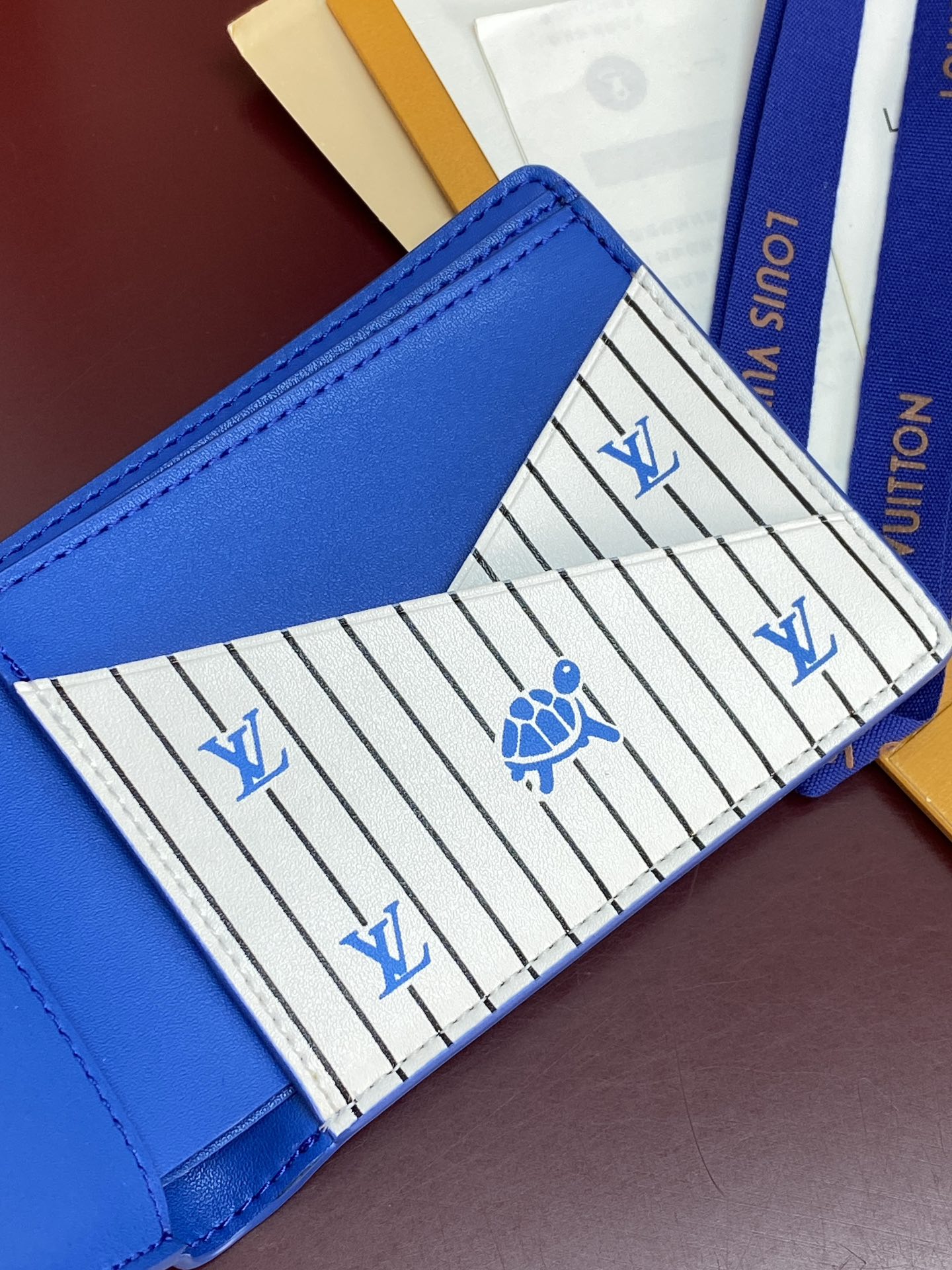 M25801 蓝色！🐢MULTIPLE 钱夹、本款 Multiple 钱夹为 Epi 牛皮革压印别致肌理