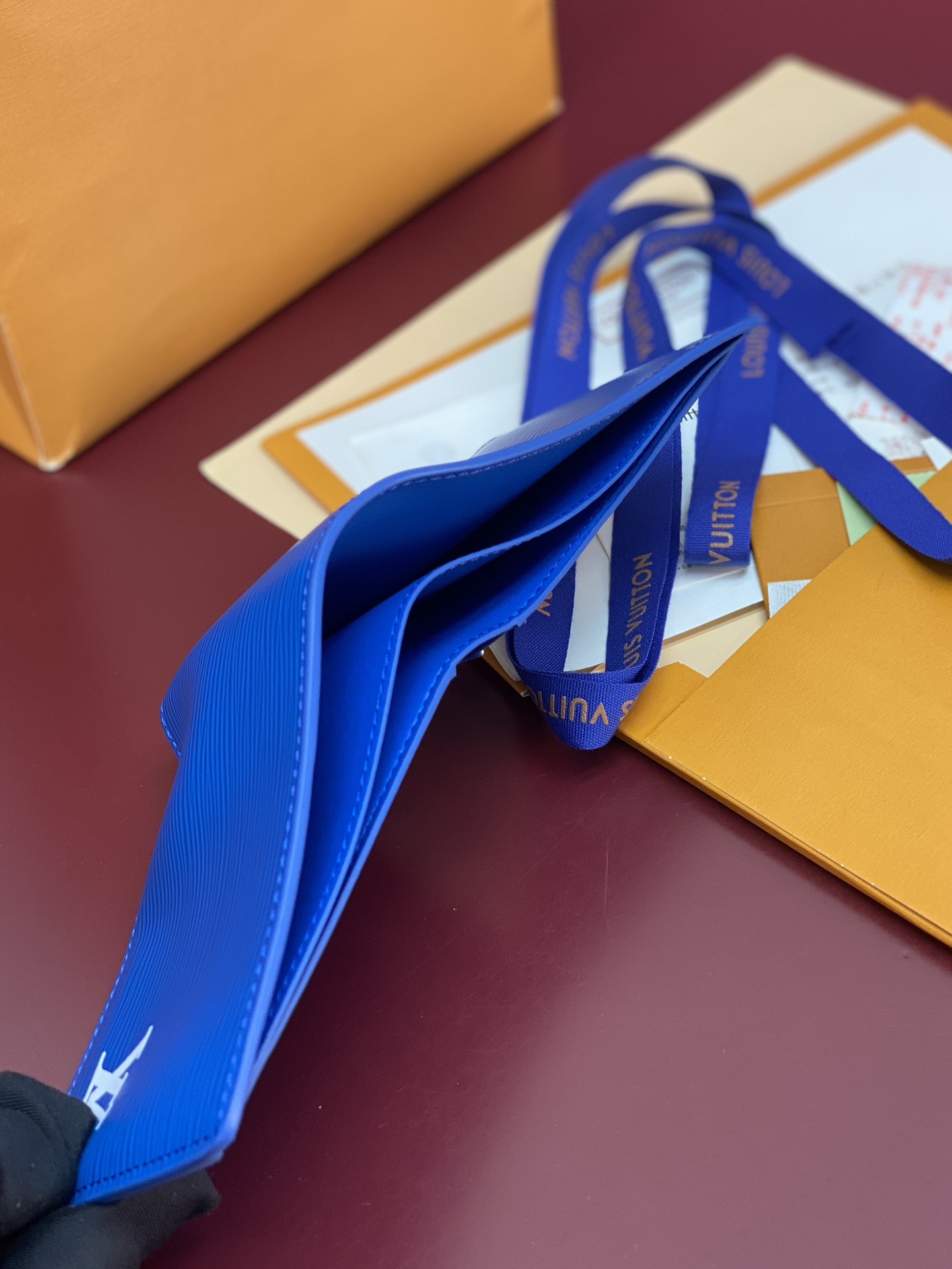 M25801 蓝色！🐢MULTIPLE 钱夹、本款 Multiple 钱夹为 Epi 牛皮革压印别致肌理