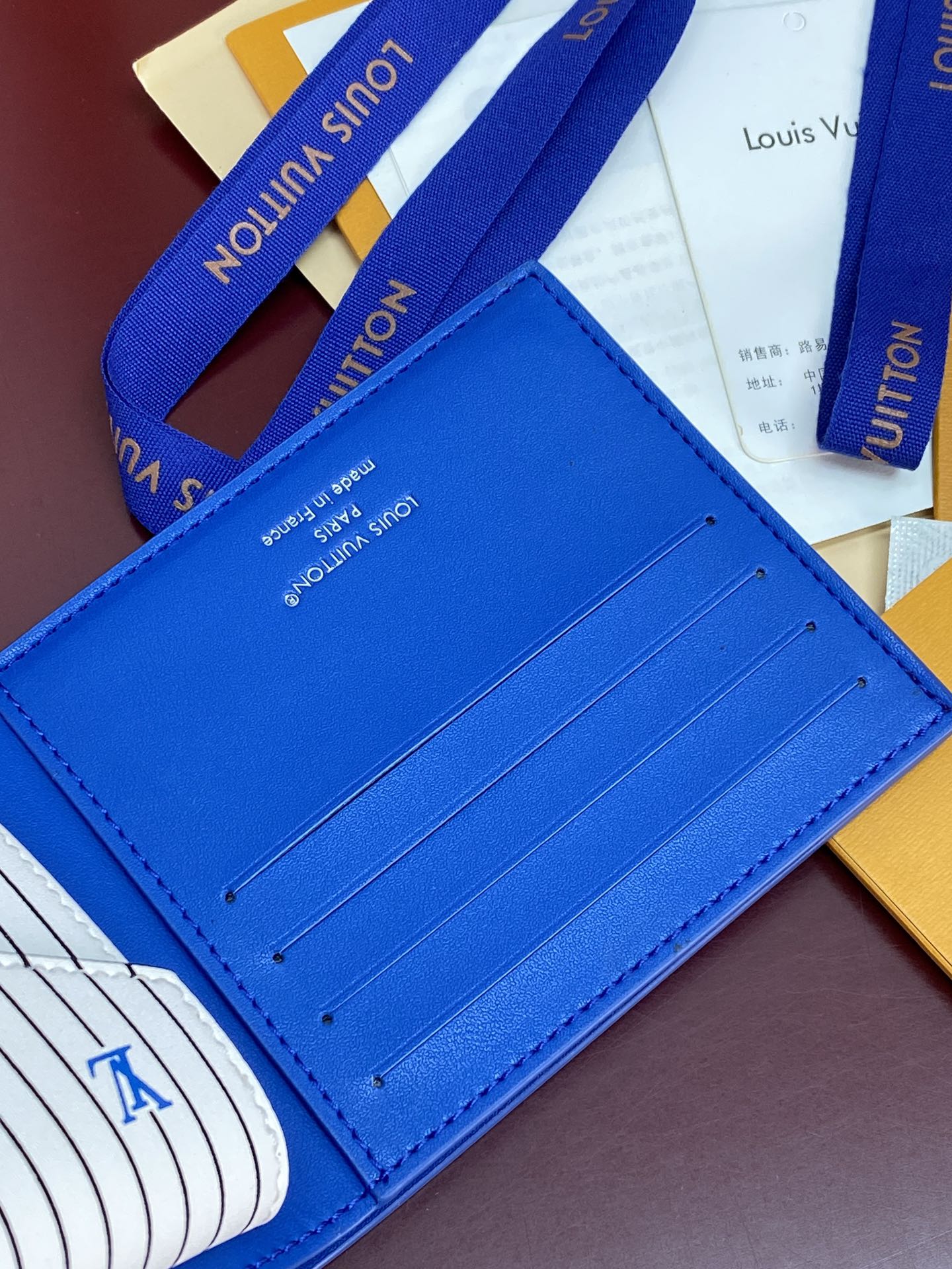 M25996 蓝色！🐢 这款钱夹极富现代典雅风味，以柔软的Epi皮革制作，功能性极佳，容易携带，可轻易收