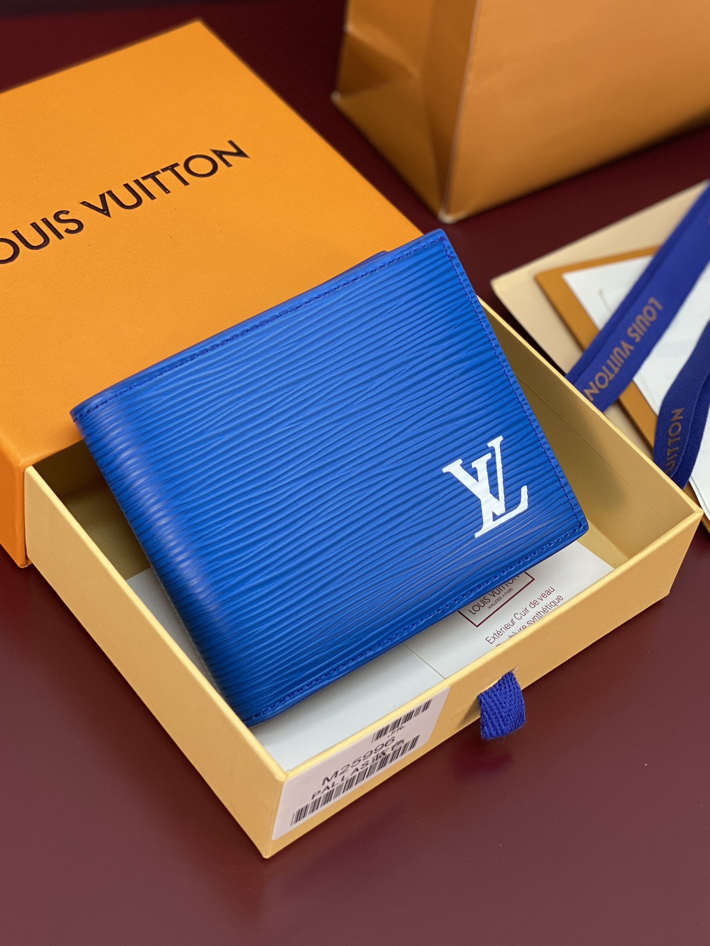 M25996 蓝色！🐢 这款钱夹极富现代典雅风味，以柔软的Epi皮革制作，功能性极佳，容易携带，可轻易收