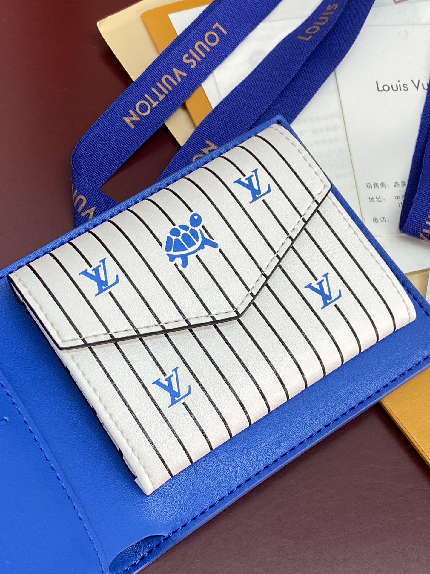 M25996 蓝色！🐢 这款钱夹极富现代典雅风味，以柔软的Epi皮革制作，功能性极佳，容易携带，可轻易收