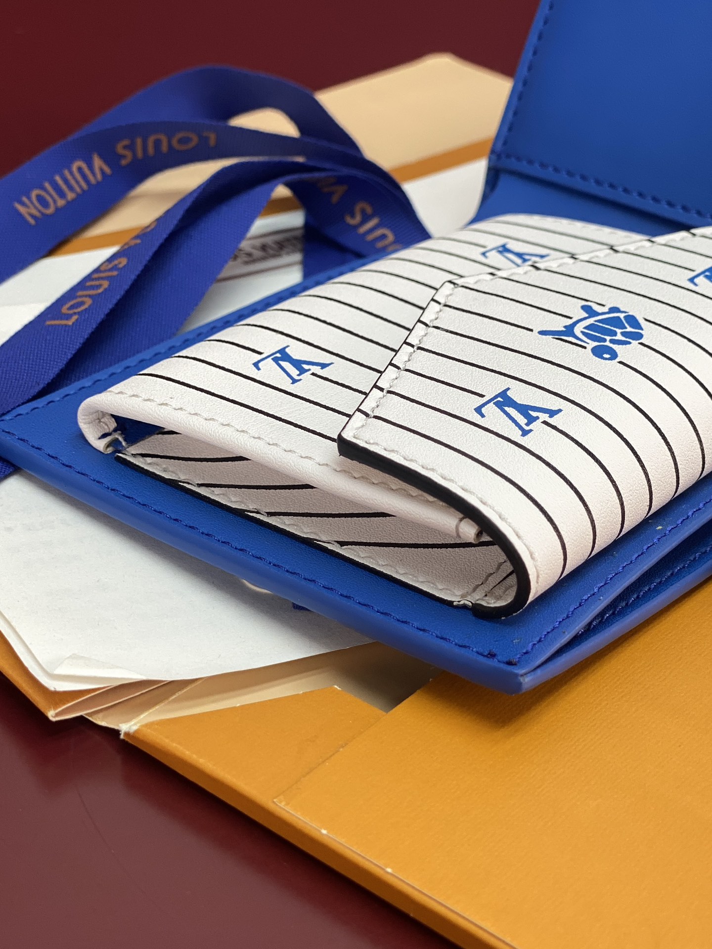 M25996 蓝色！🐢 这款钱夹极富现代典雅风味，以柔软的Epi皮革制作，功能性极佳，容易携带，可轻易收