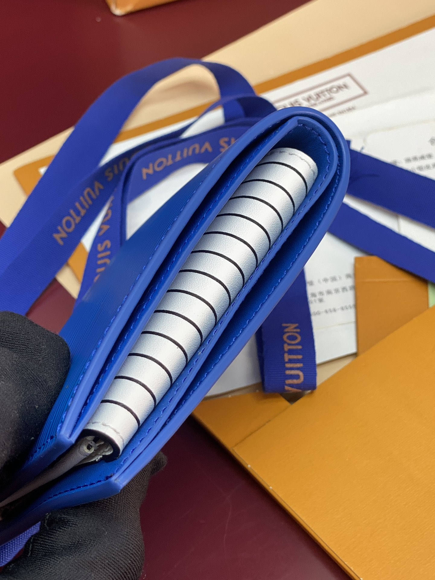 M25996 蓝色！🐢 这款钱夹极富现代典雅风味，以柔软的Epi皮革制作，功能性极佳，容易携带，可轻易收