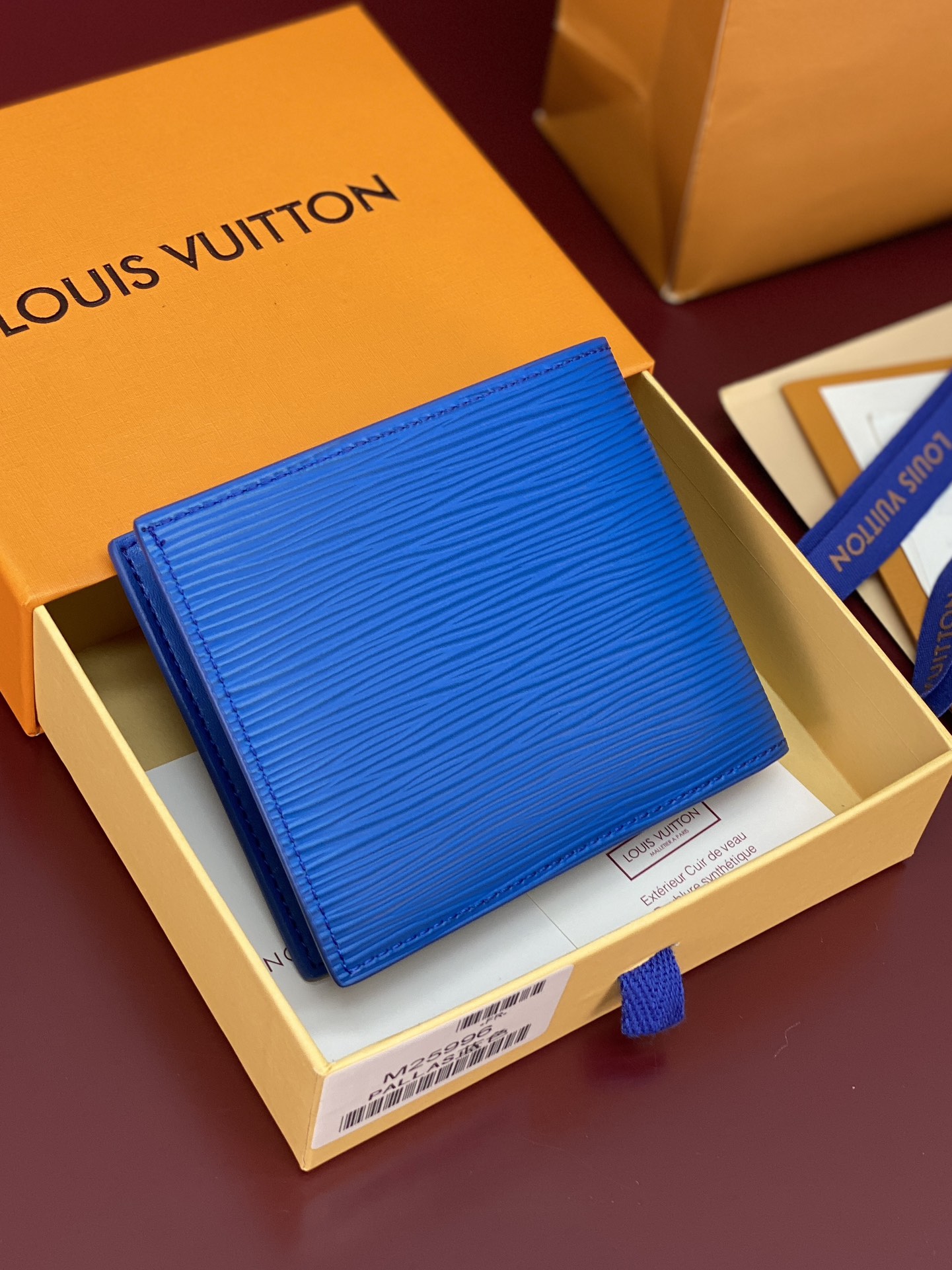 M25996 蓝色！🐢 这款钱夹极富现代典雅风味，以柔软的Epi皮革制作，功能性极佳，容易携带，可轻易收