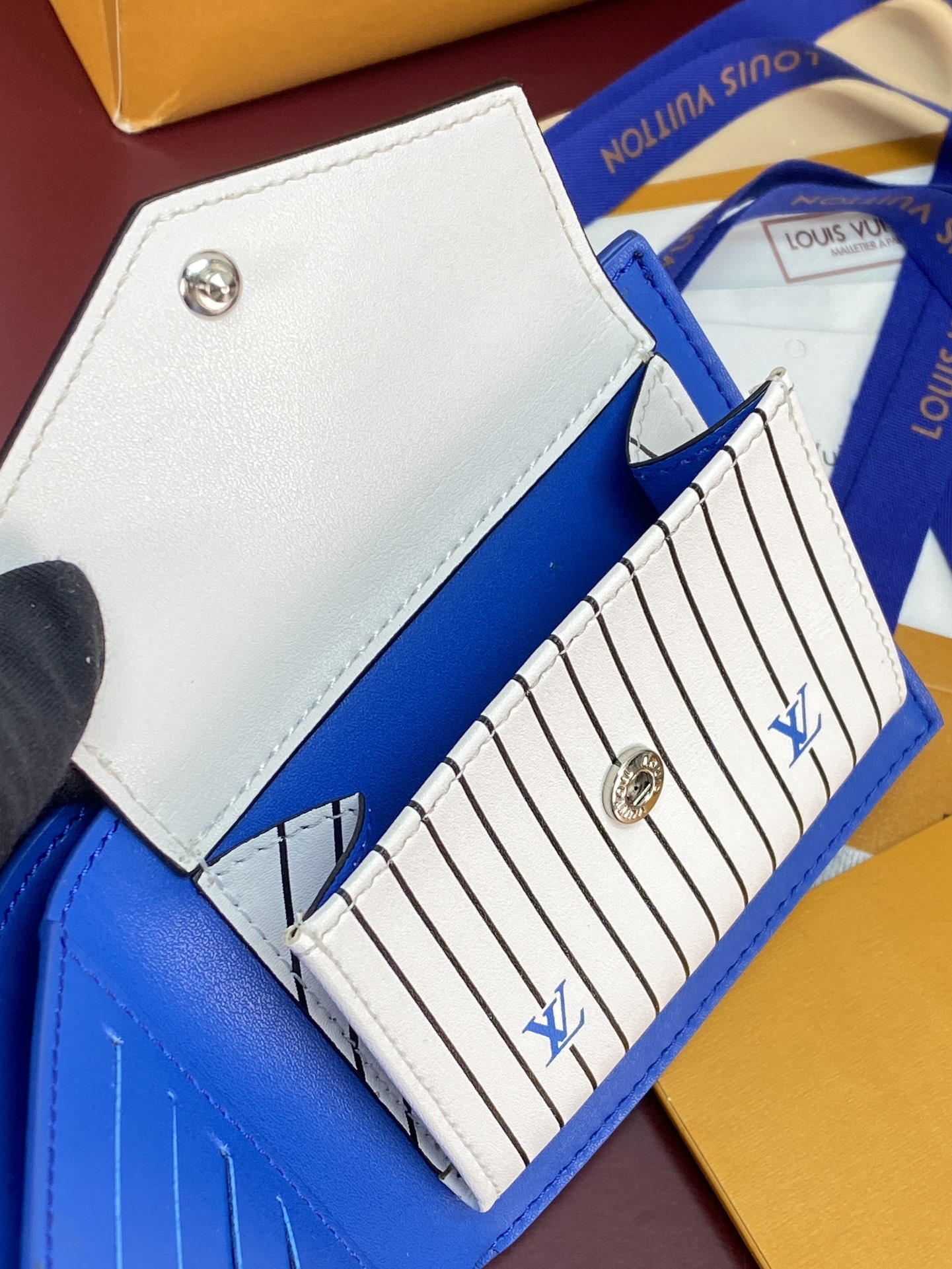 M25996 蓝色！🐢 这款钱夹极富现代典雅风味，以柔软的Epi皮革制作，功能性极佳，容易携带，可轻易收