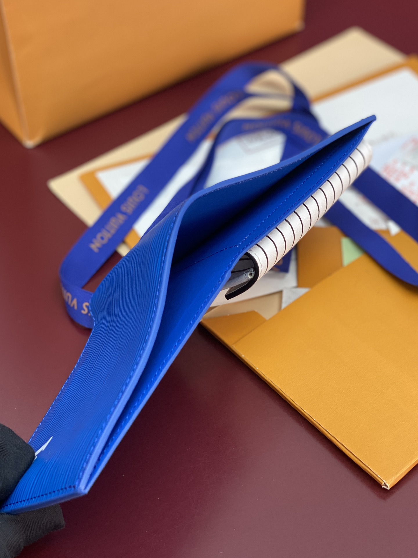 M25996 蓝色！🐢 这款钱夹极富现代典雅风味，以柔软的Epi皮革制作，功能性极佳，容易携带，可轻易收