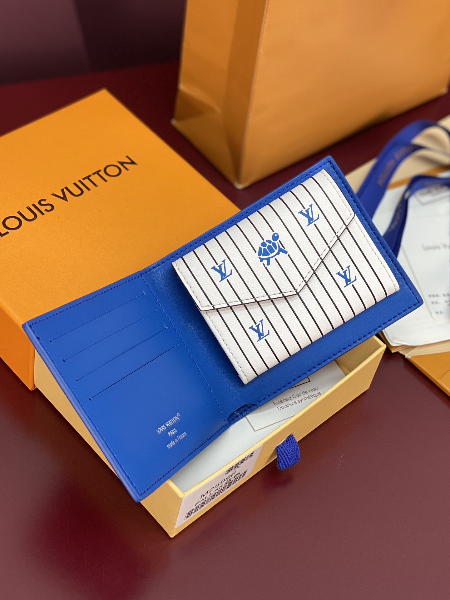 M25996 蓝色！🐢 这款钱夹极富现代典雅风味，以柔软的Epi皮革制作，功能性极佳，容易携带，可轻易收