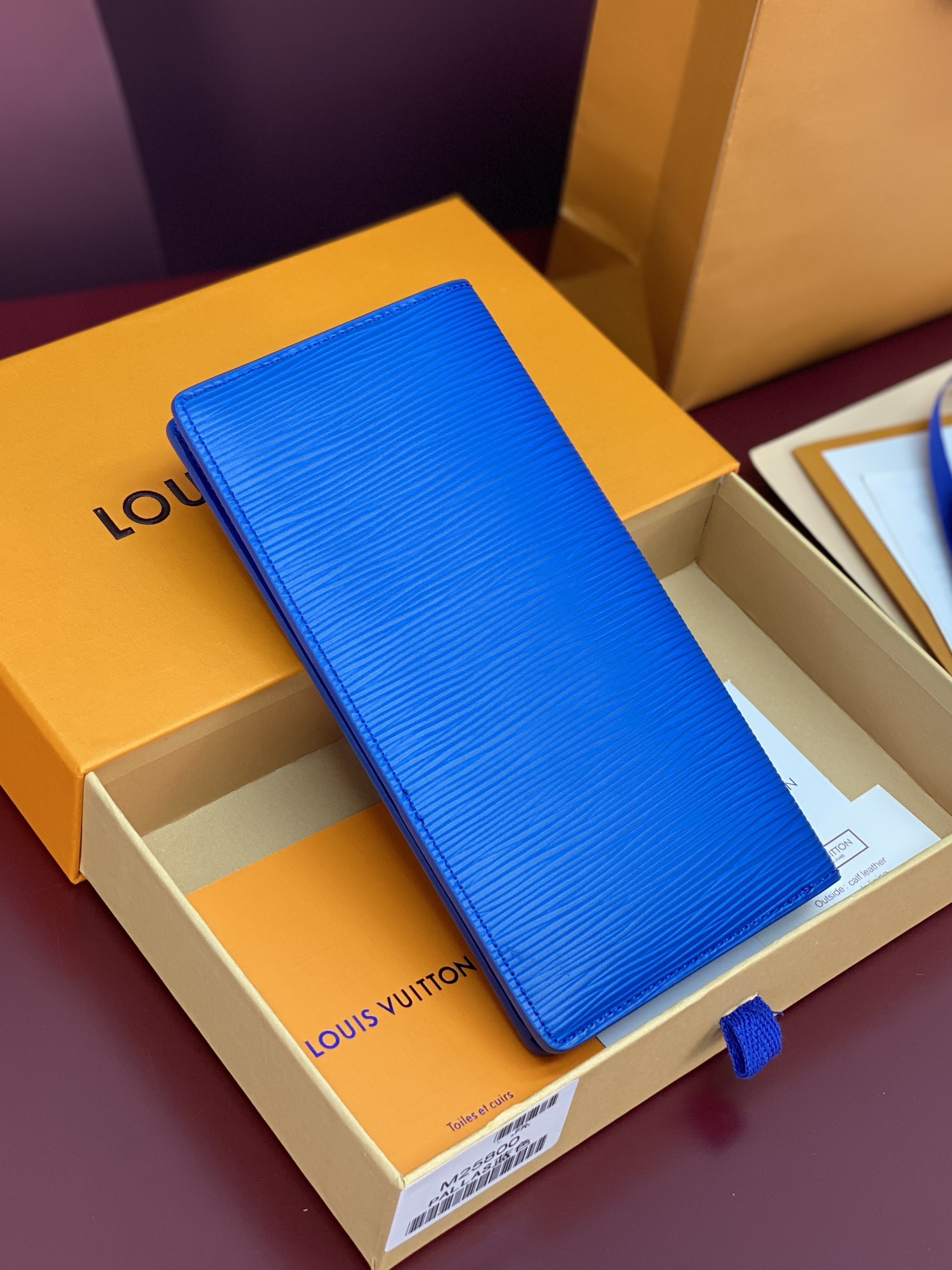 M25800 蓝色！🐢 水波纹长夹！Brazza 钱夹含有多个信用卡槽和纸币个隔层 非常实用 优雅柔软的