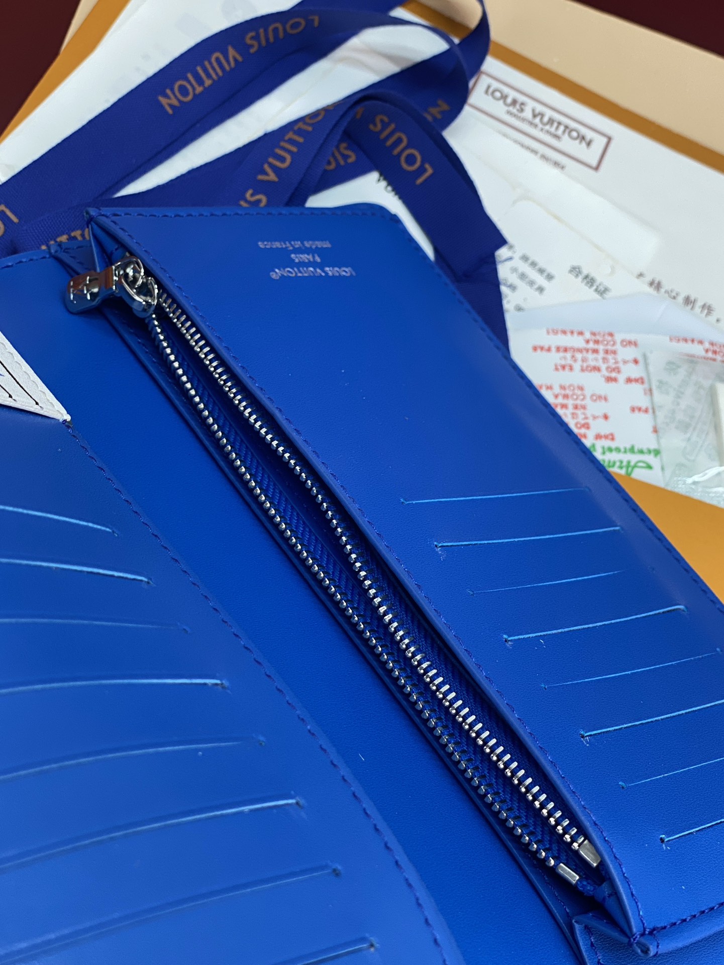 M25800 蓝色！🐢 水波纹长夹！Brazza 钱夹含有多个信用卡槽和纸币个隔层 非常实用 优雅柔软的